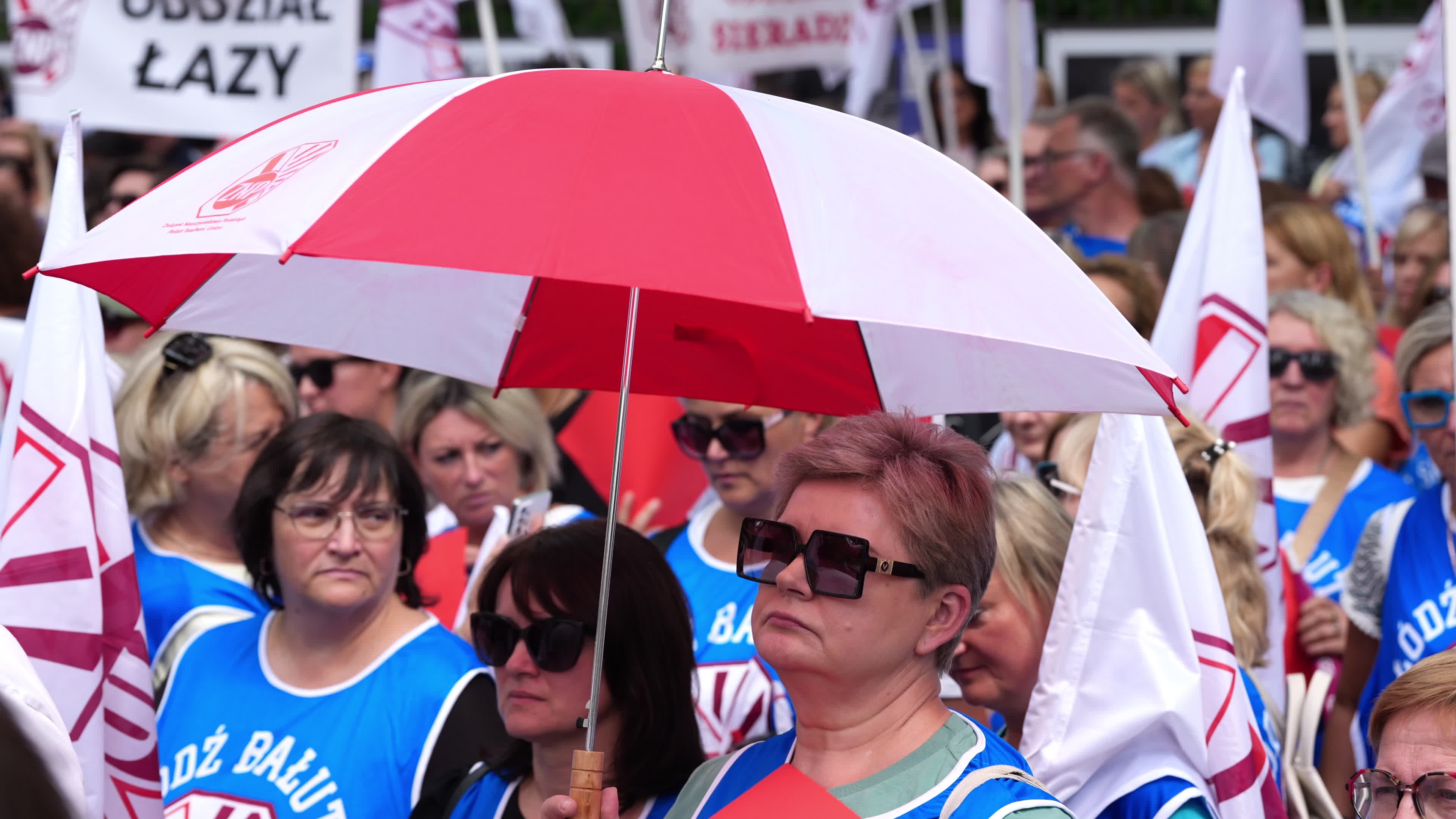 Polish Teachers Rally Outside PM's Chancellery Over Stalled Pay Reform