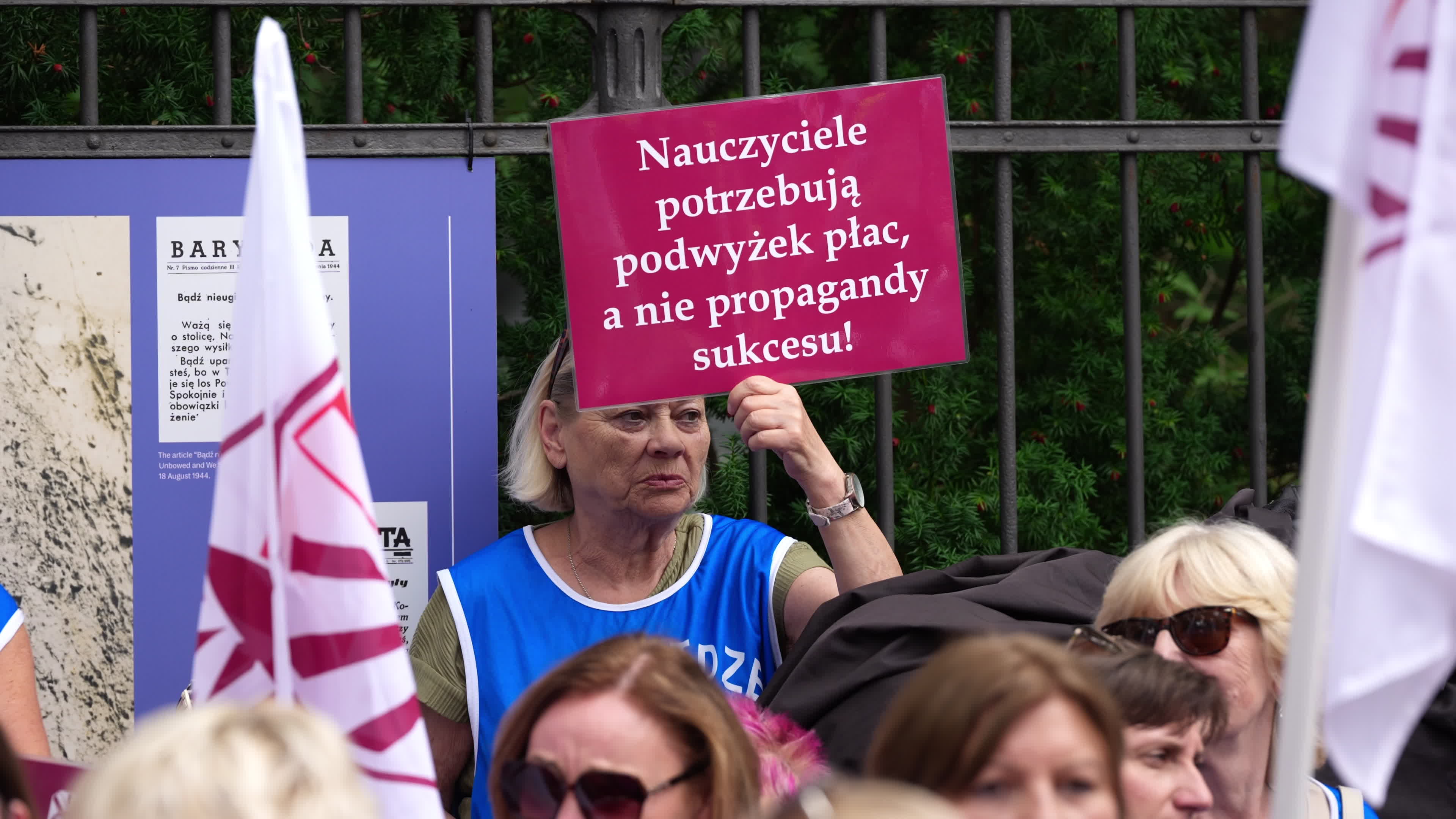 Polish Teachers Rally Outside PM's Chancellery Over Stalled Pay Reform