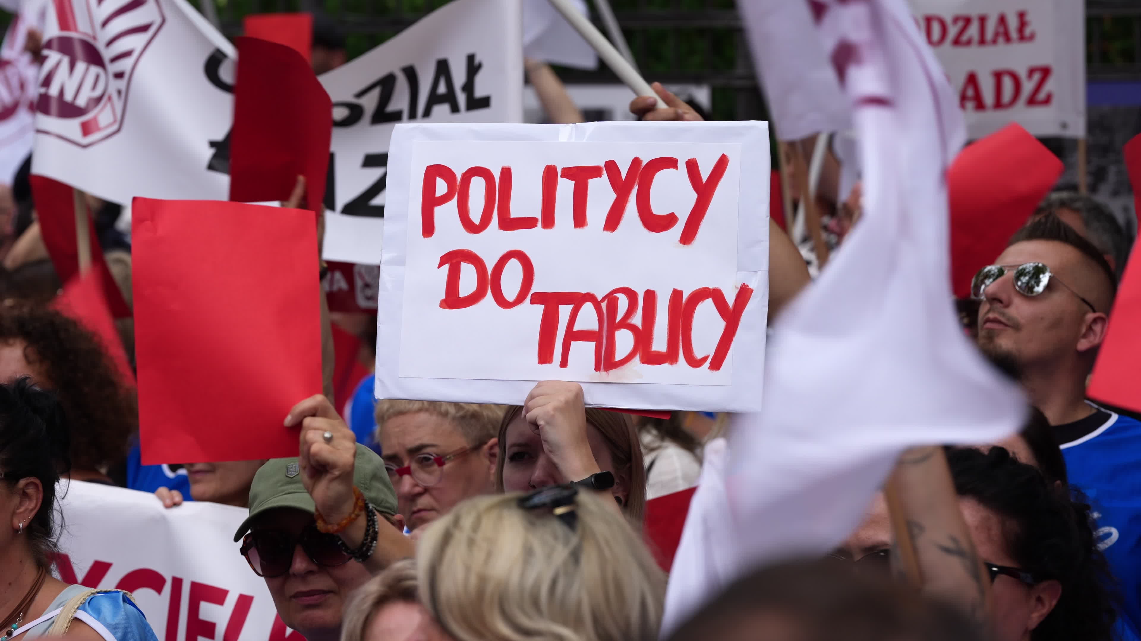Polish Teachers Rally Outside PM's Chancellery Over Stalled Pay Reform