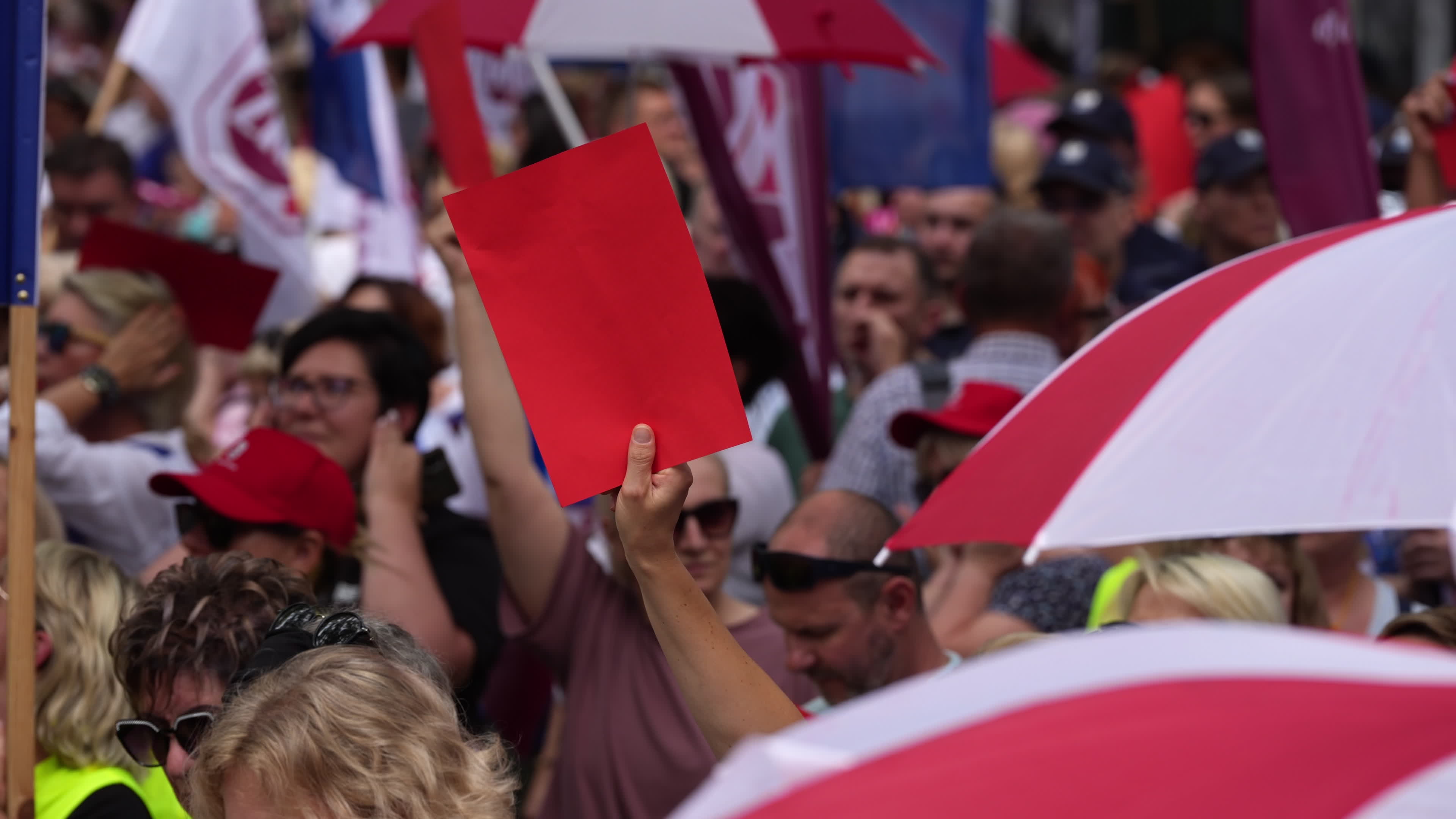 Polish Teachers Rally Outside PM's Chancellery Over Stalled Pay Reform
