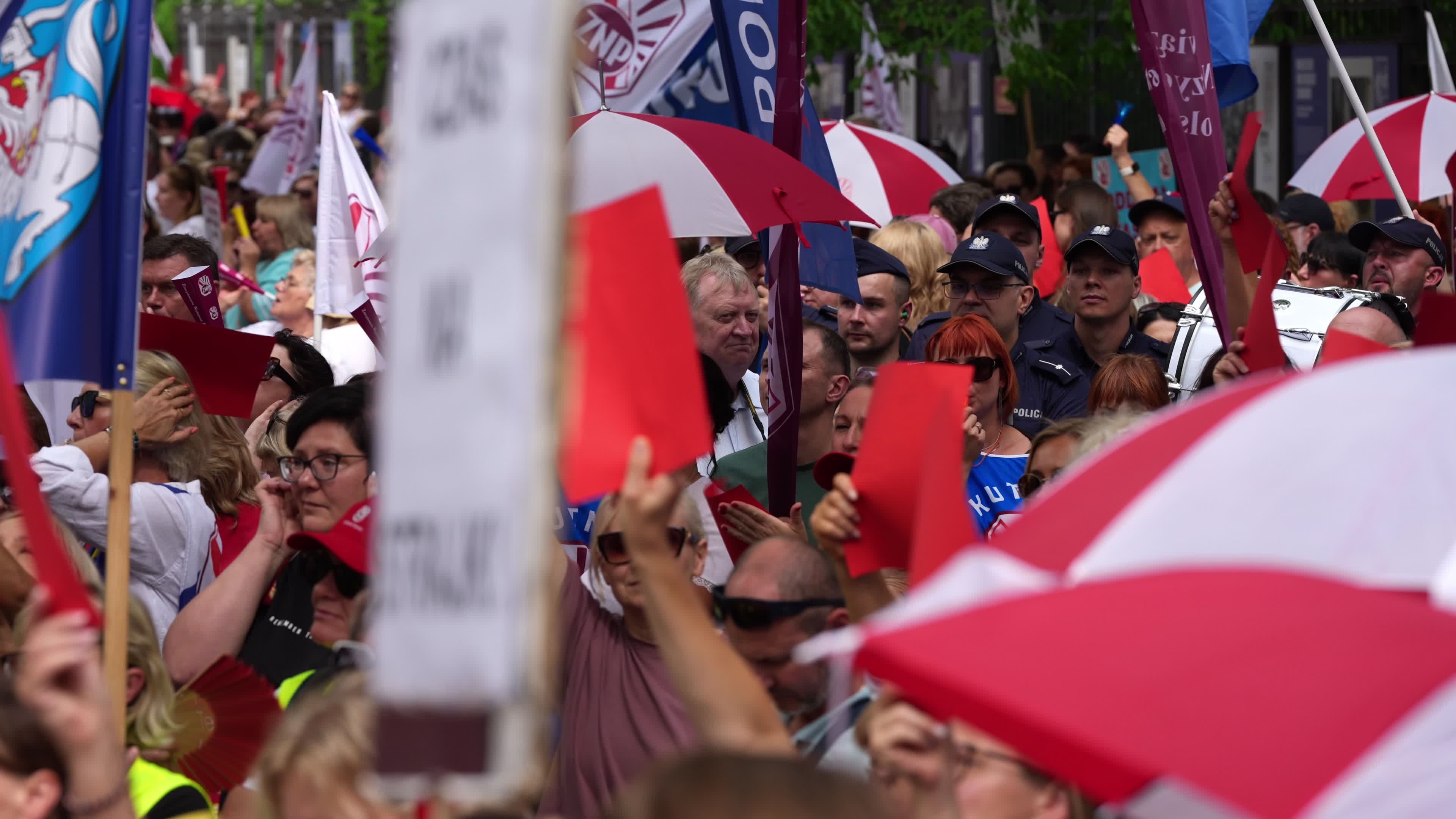 Polish Teachers Rally Outside PM's Chancellery Over Stalled Pay Reform