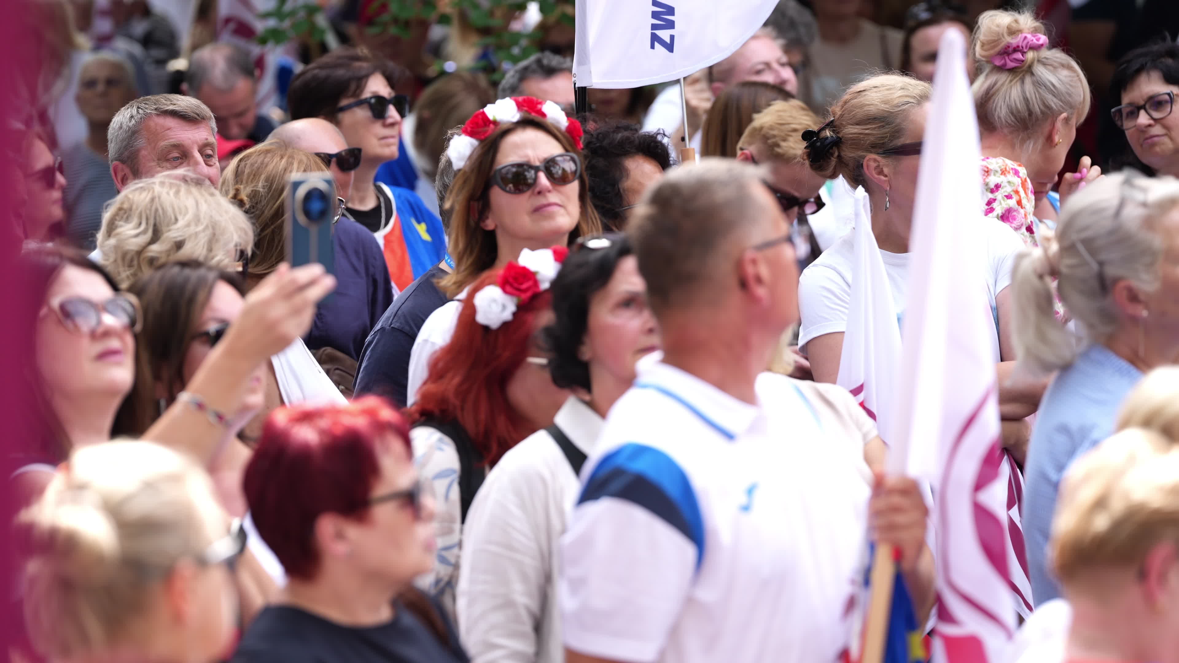 Polish Teachers Rally Outside PM's Chancellery Over Stalled Pay Reform