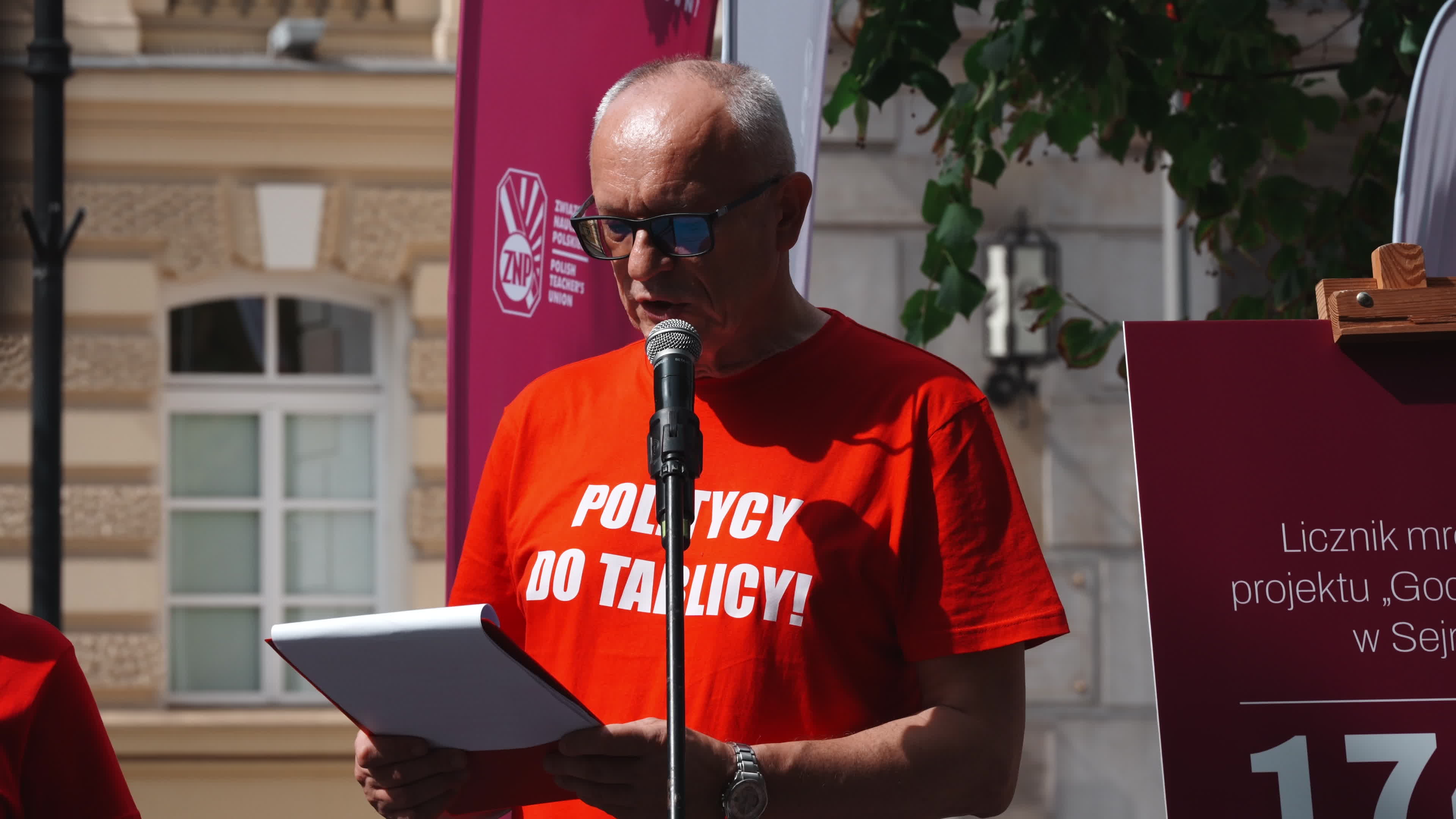 Polish Teachers Rally Outside PM's Chancellery Over Stalled Pay Reform