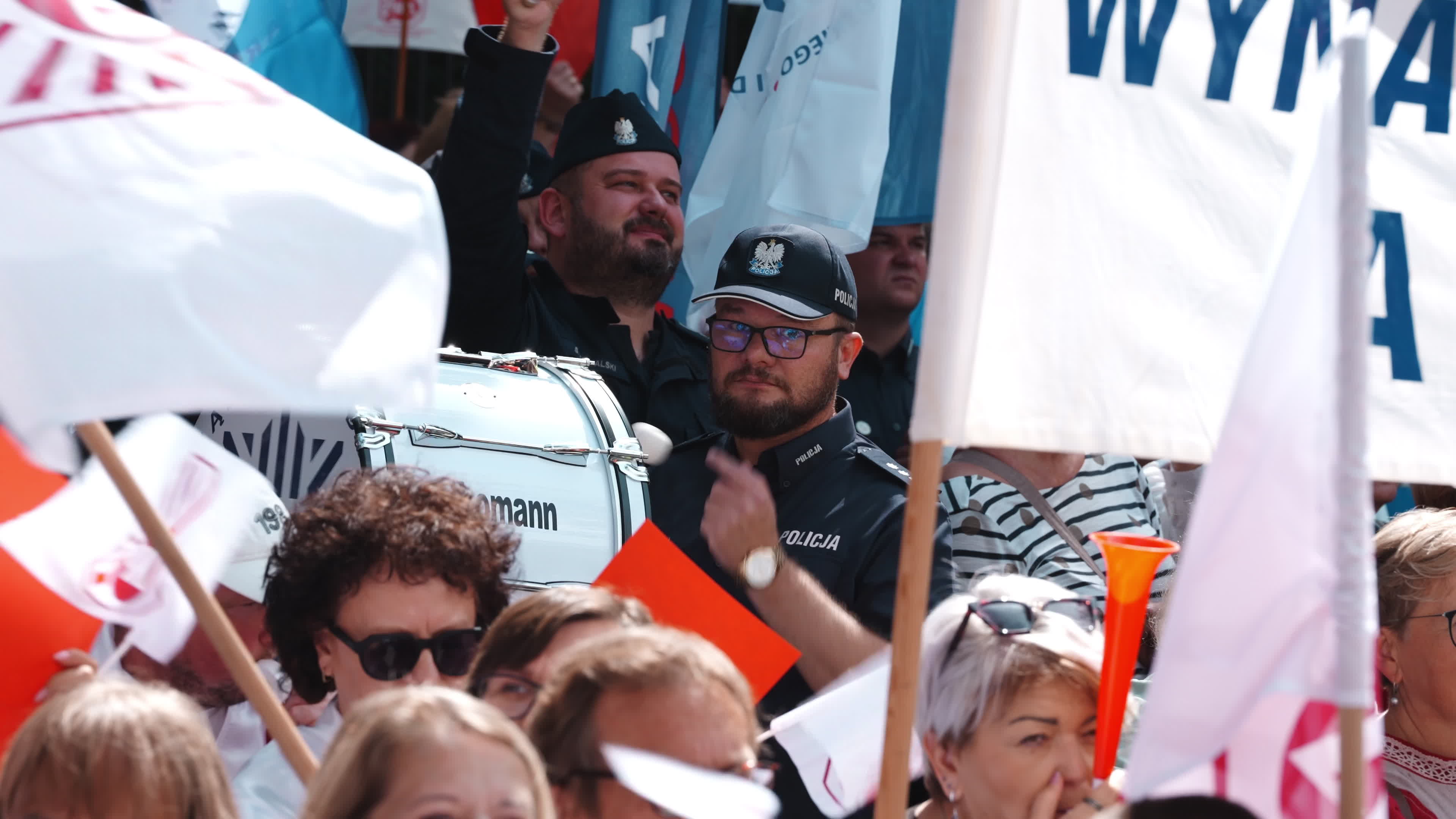 Polish Teachers Rally Outside PM's Chancellery Over Stalled Pay Reform