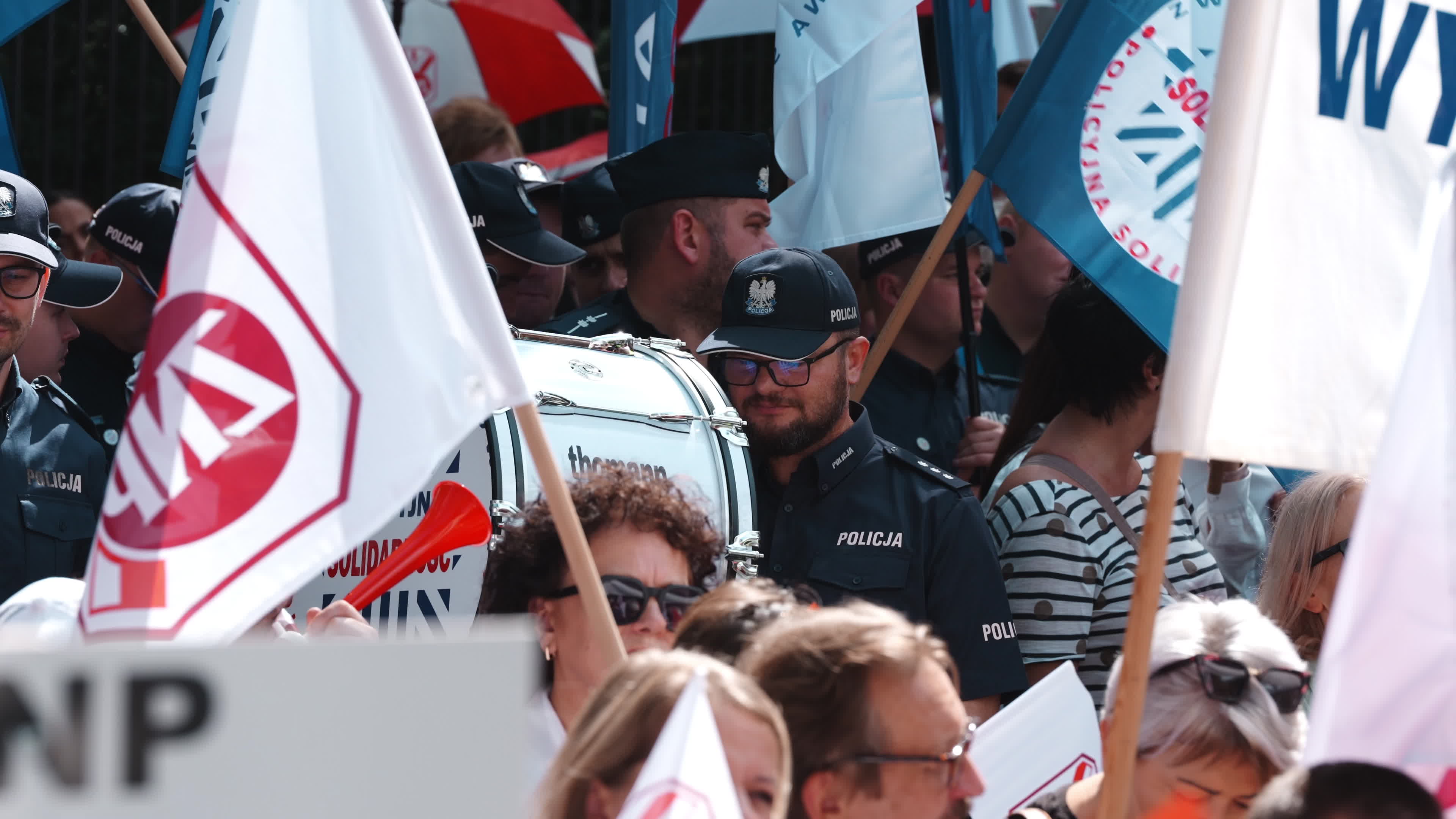 Polish Teachers Rally Outside PM's Chancellery Over Stalled Pay Reform
