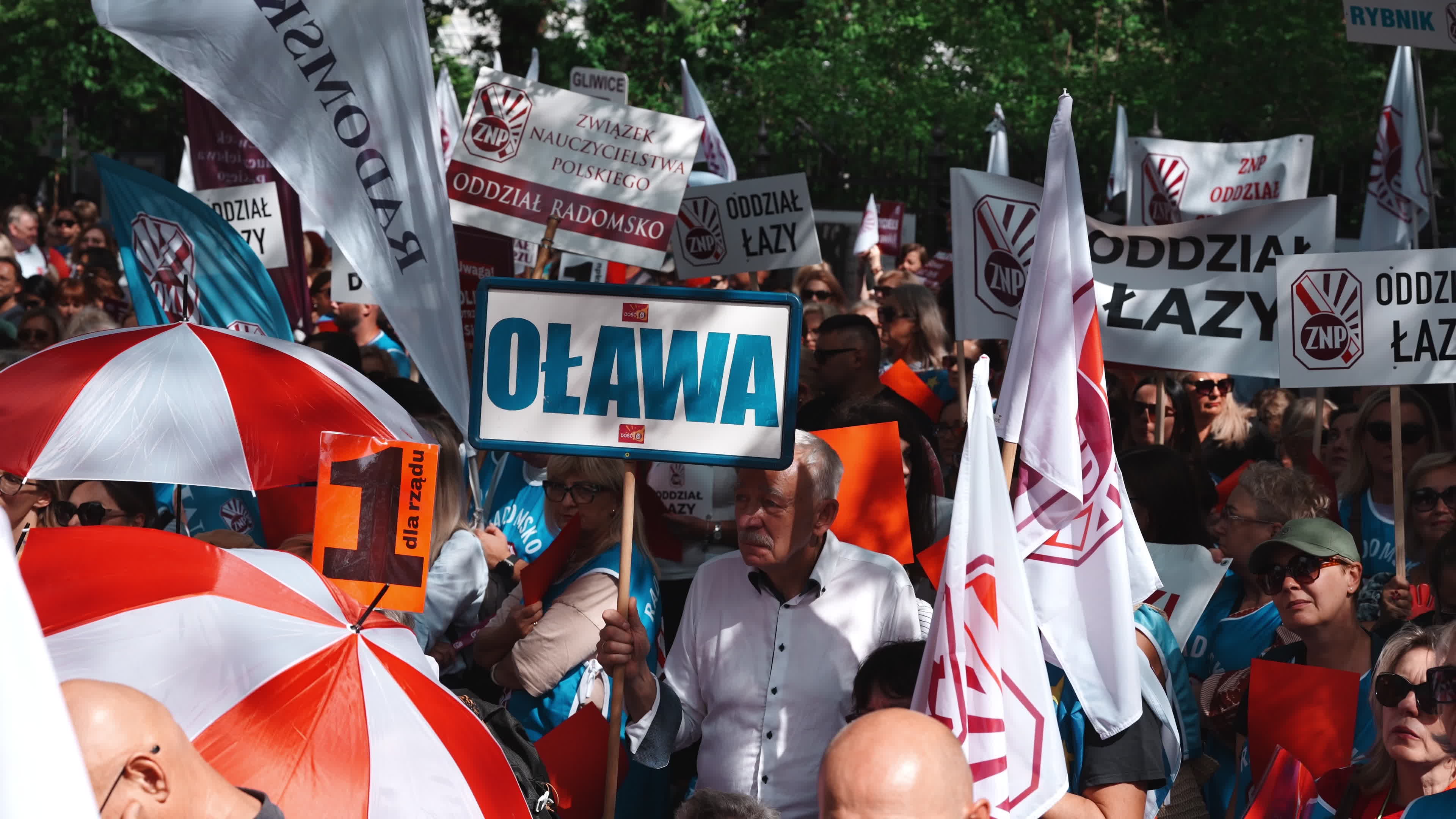 Polish Teachers Rally Outside PM's Chancellery Over Stalled Pay Reform