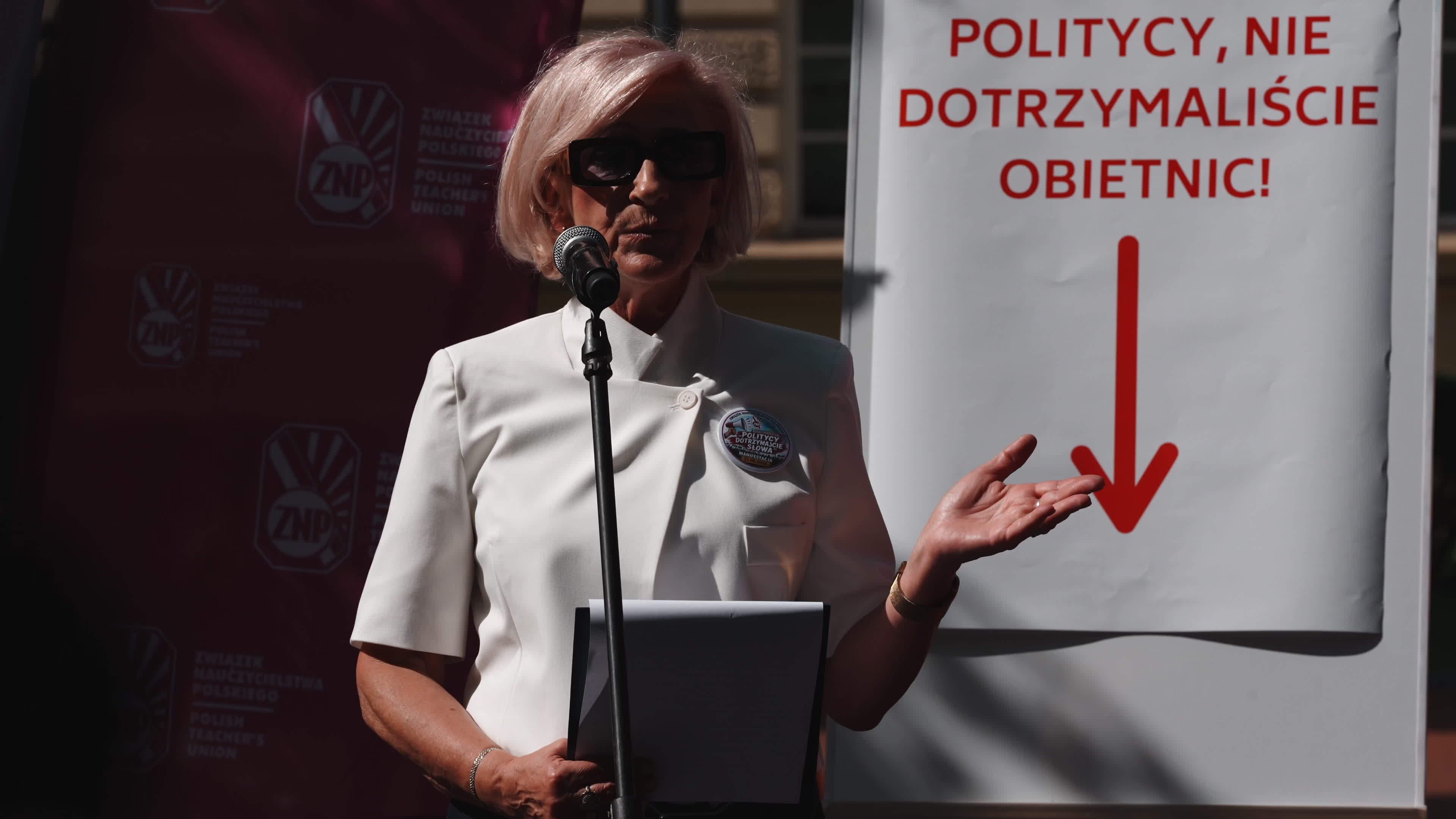 Polish Teachers Rally Outside PM's Chancellery Over Stalled Pay Reform