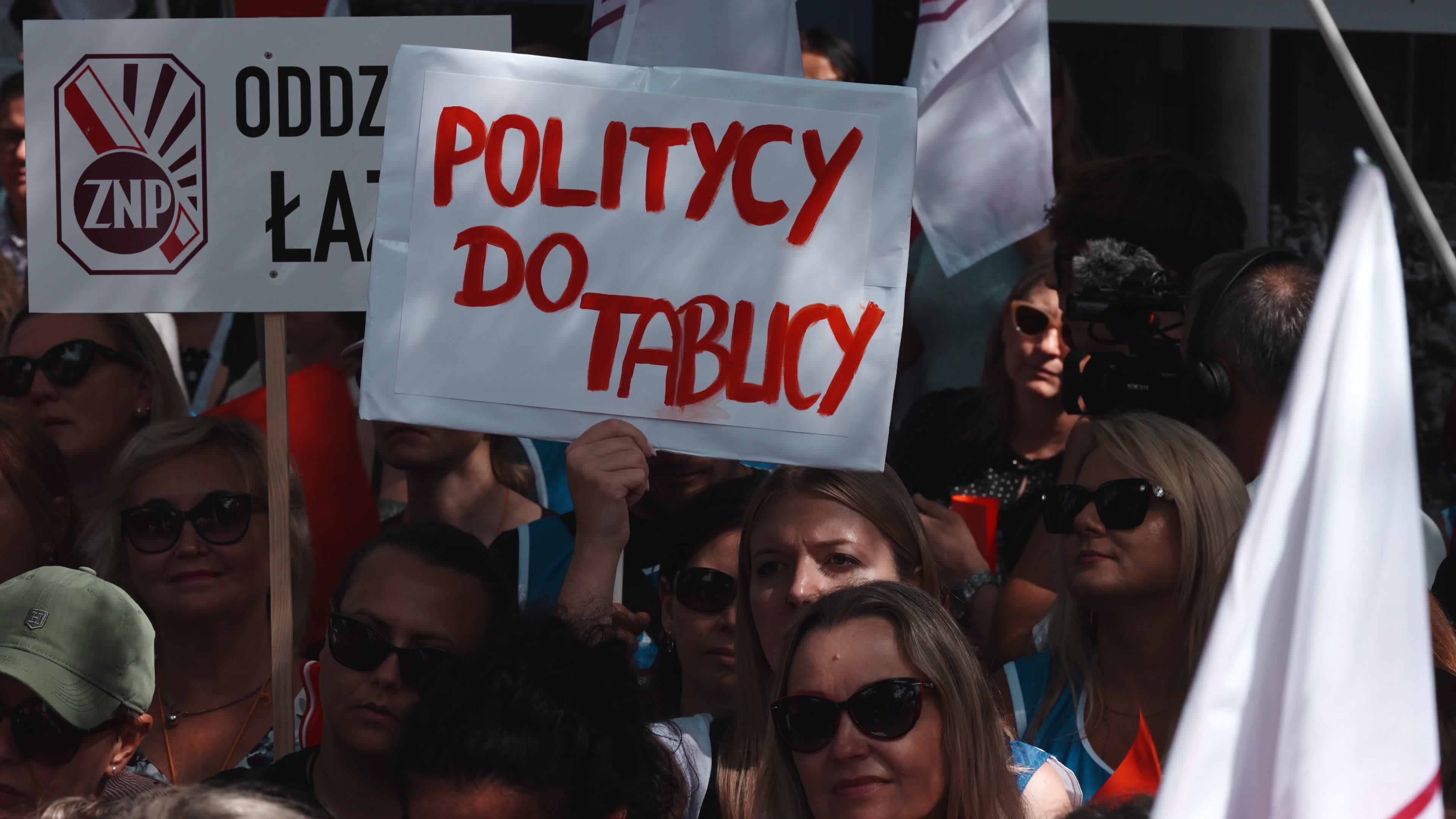 Polish Teachers Rally Outside PM's Chancellery Over Stalled Pay Reform