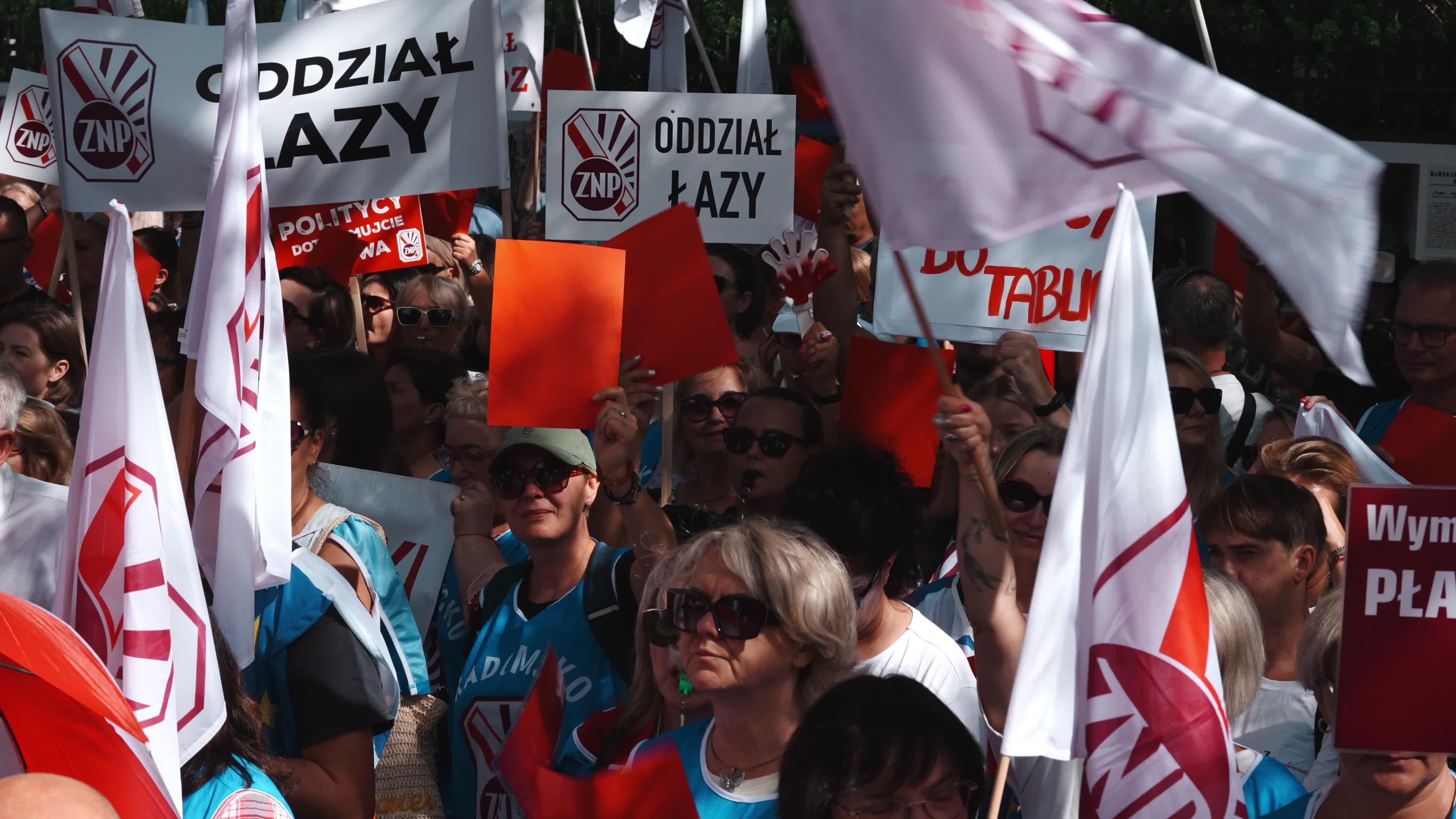 Polish Teachers Rally Outside PM's Chancellery Over Stalled Pay Reform