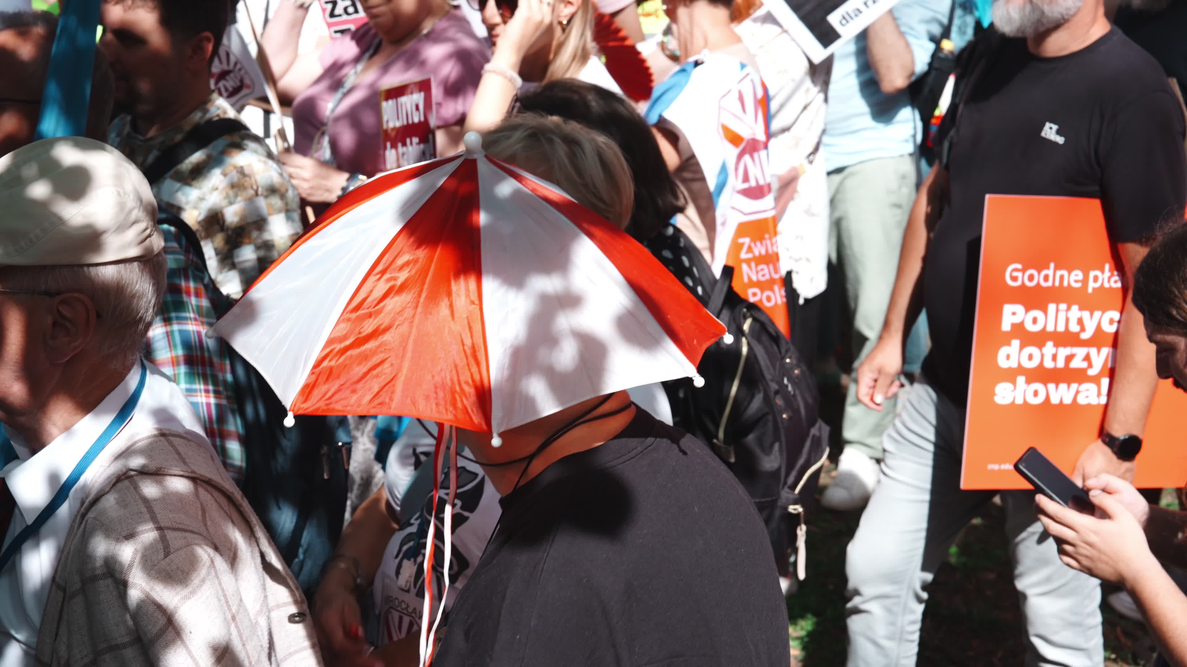 Polish Teachers Rally Outside PM's Chancellery Over Stalled Pay Reform