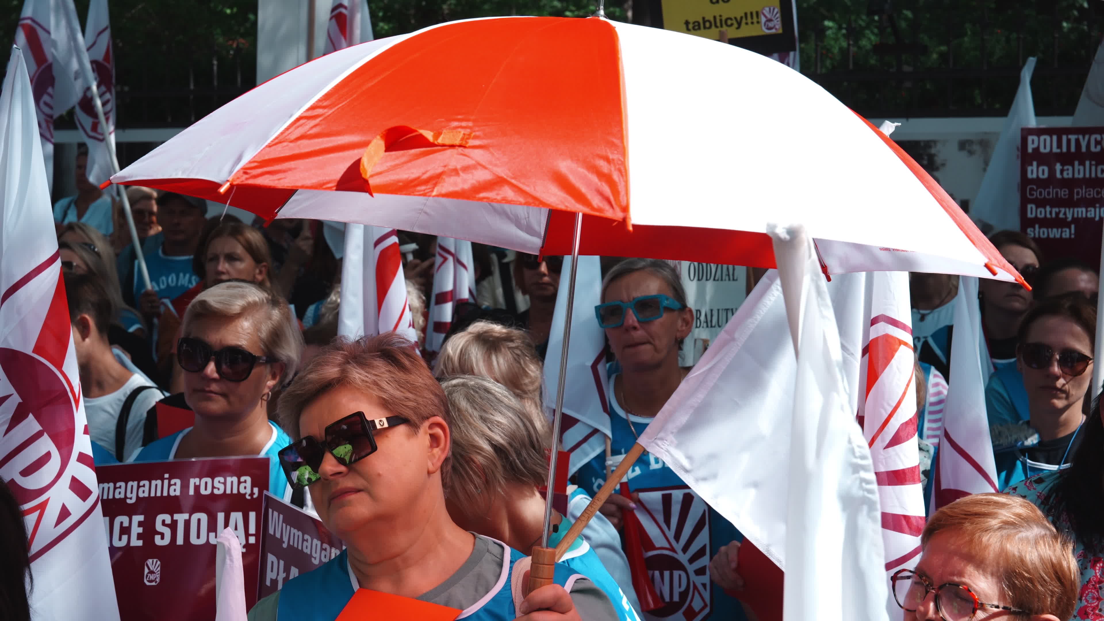 Polish Teachers Rally Outside PM's Chancellery Over Stalled Pay Reform