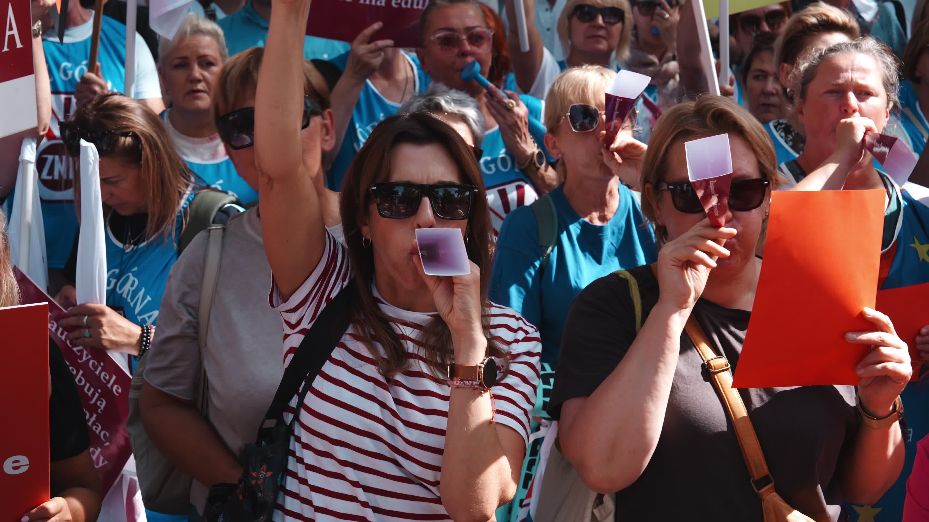 Polish Teachers Rally Outside PM's Chancellery Over Stalled Pay Reform