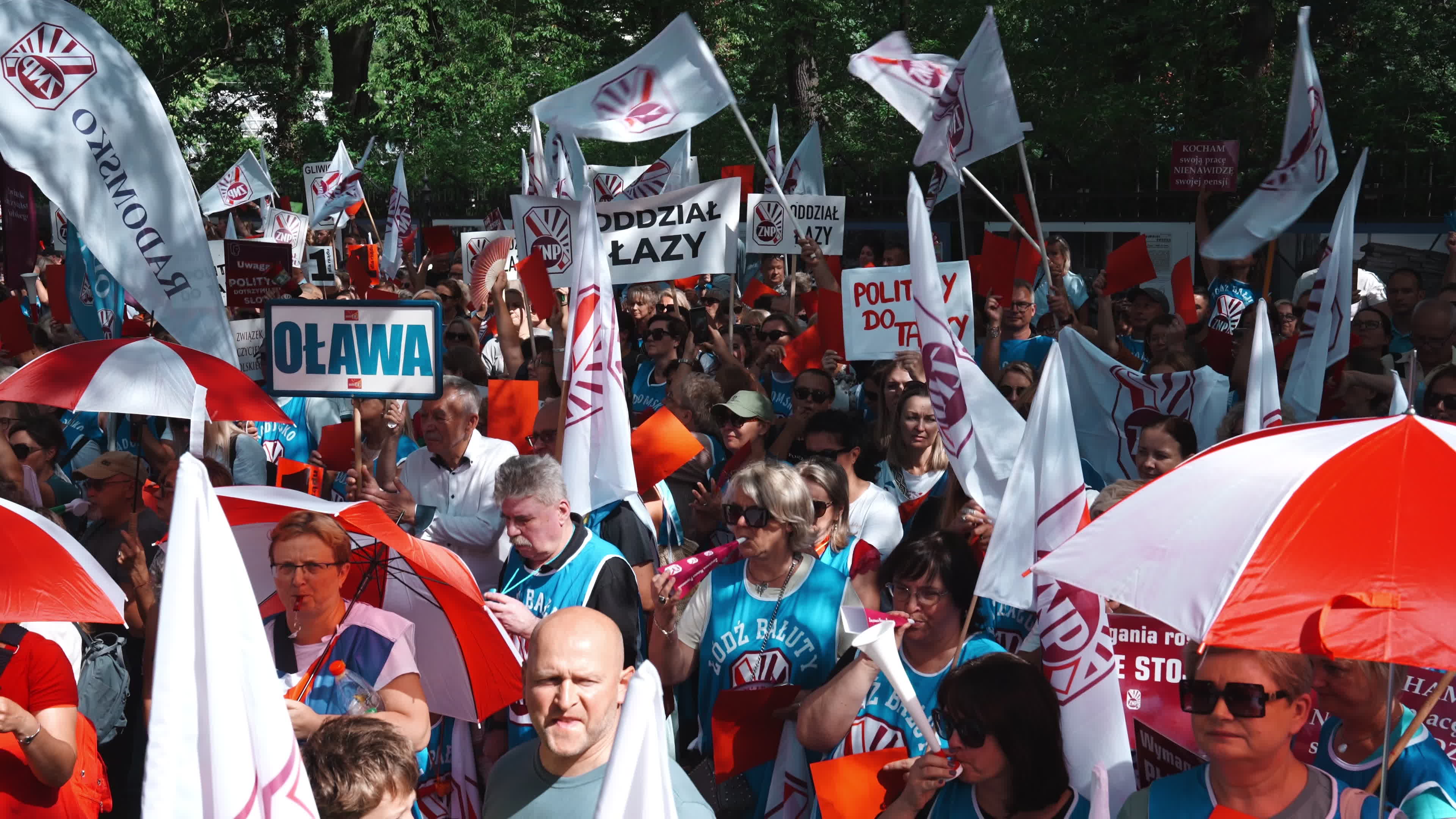 Polish Teachers Rally Outside PM's Chancellery Over Stalled Pay Reform