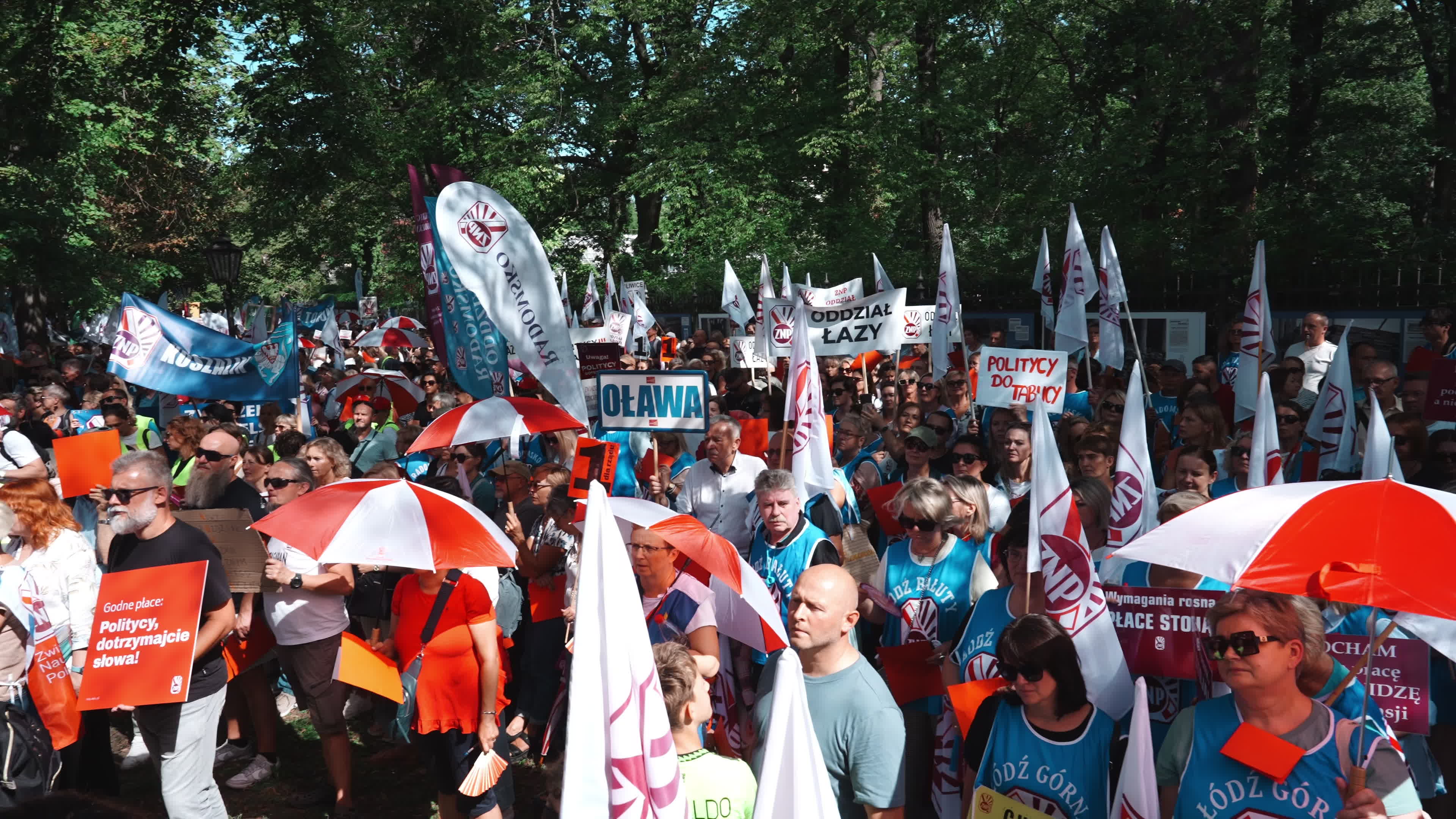 Polish Teachers Rally Outside PM's Chancellery Over Stalled Pay Reform