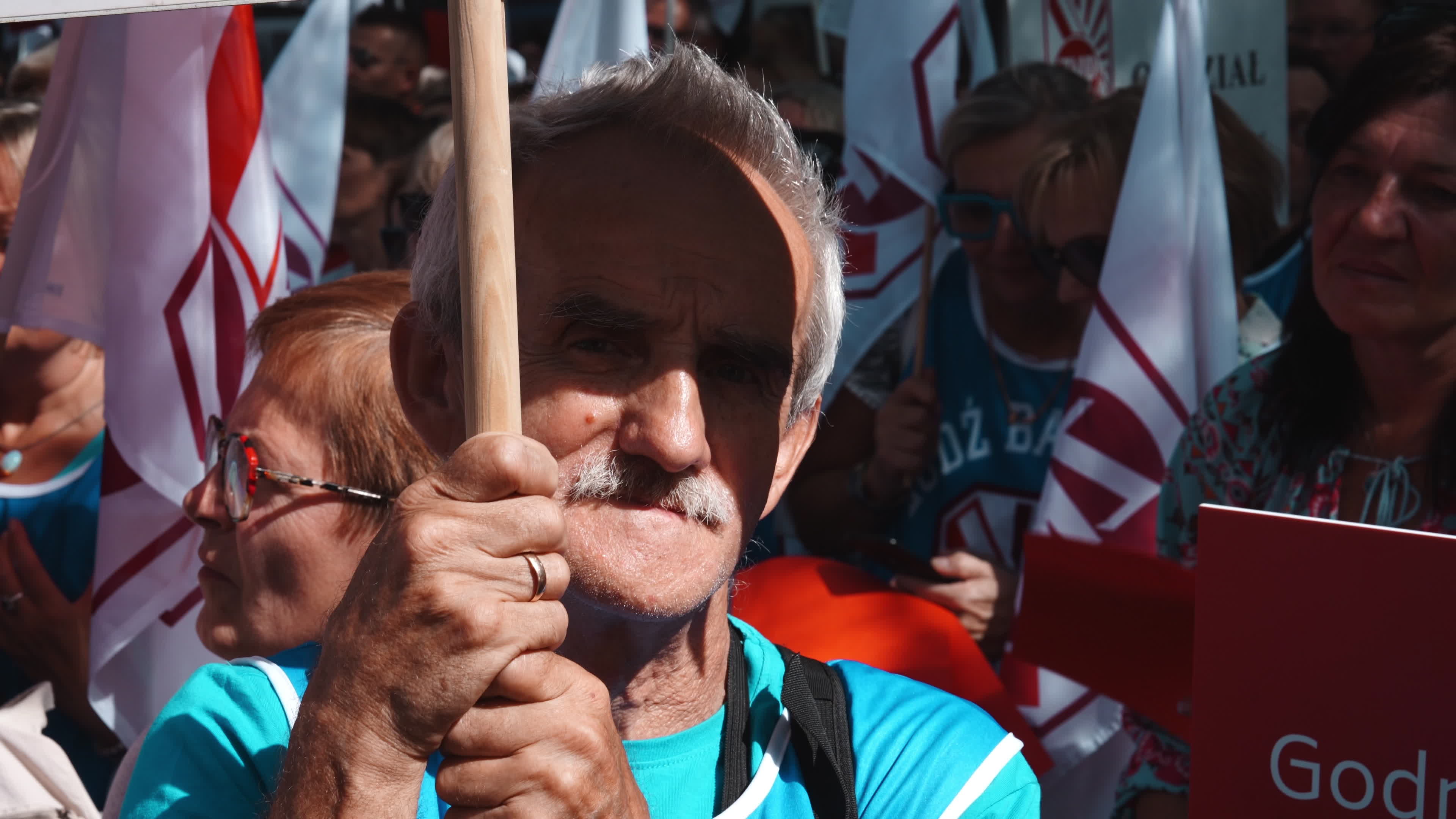 Polish Teachers Rally Outside PM's Chancellery Over Stalled Pay Reform