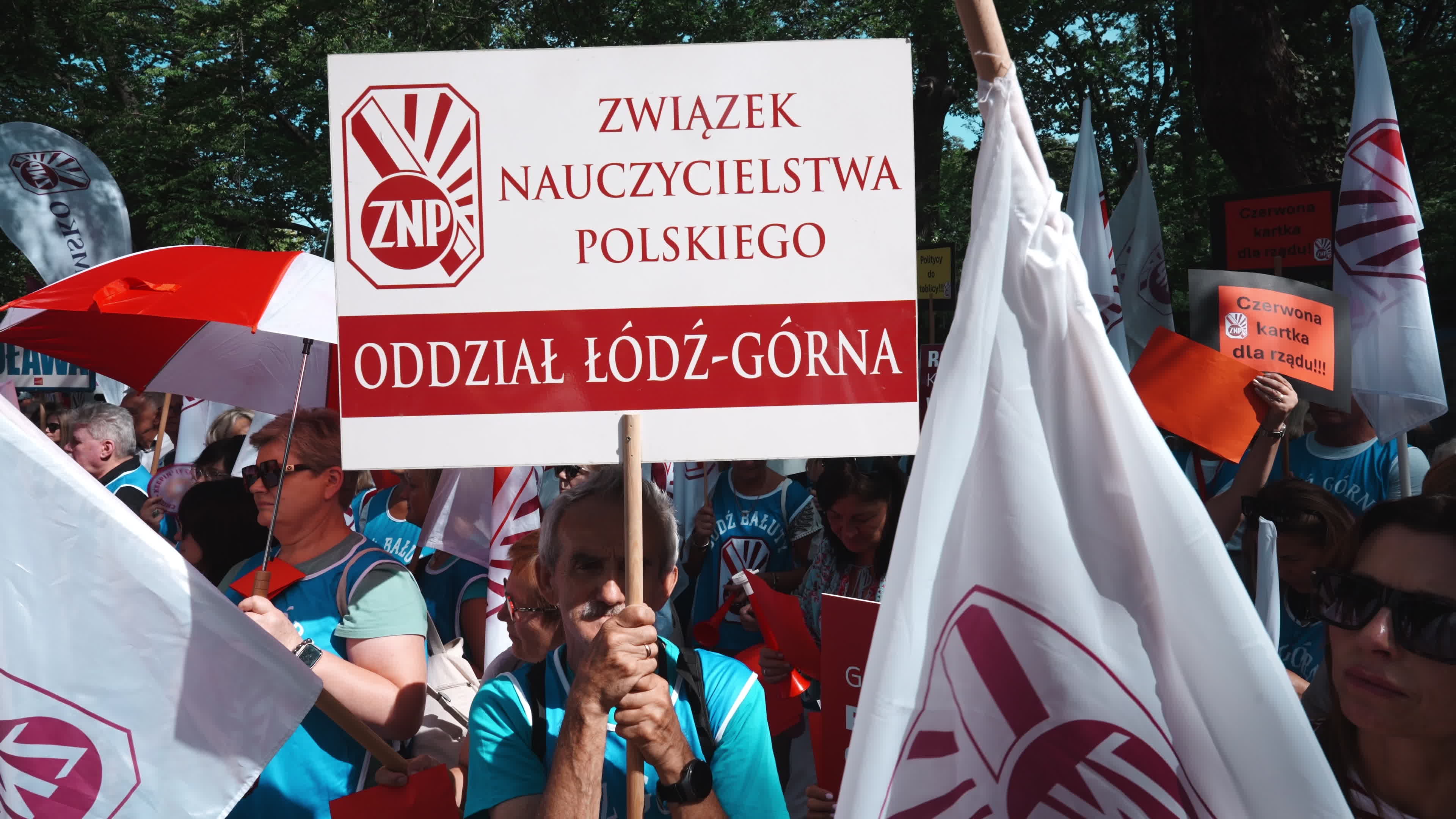 Polish Teachers Rally Outside PM's Chancellery Over Stalled Pay Reform