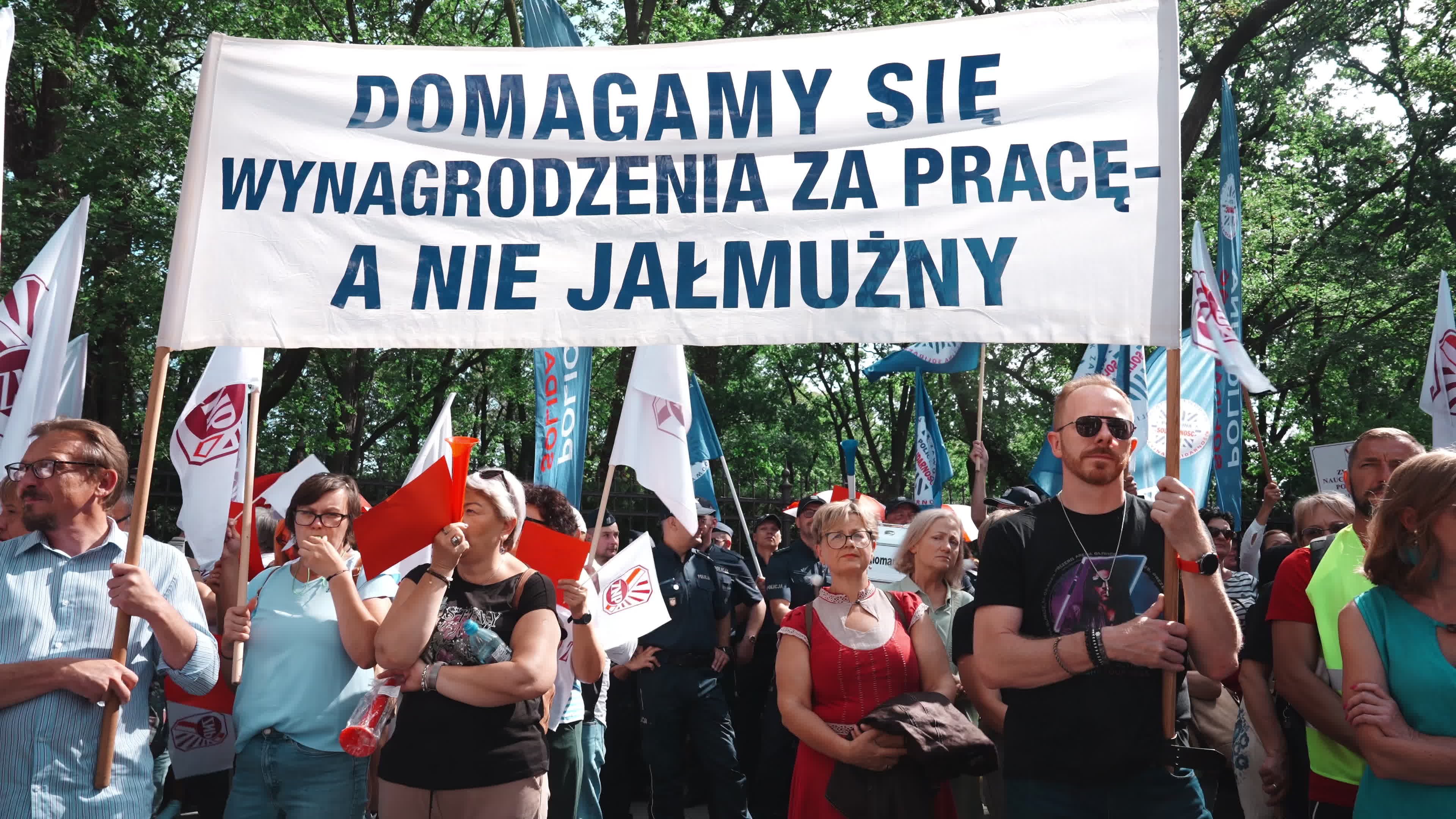 Polish Teachers Rally Outside PM's Chancellery Over Stalled Pay Reform