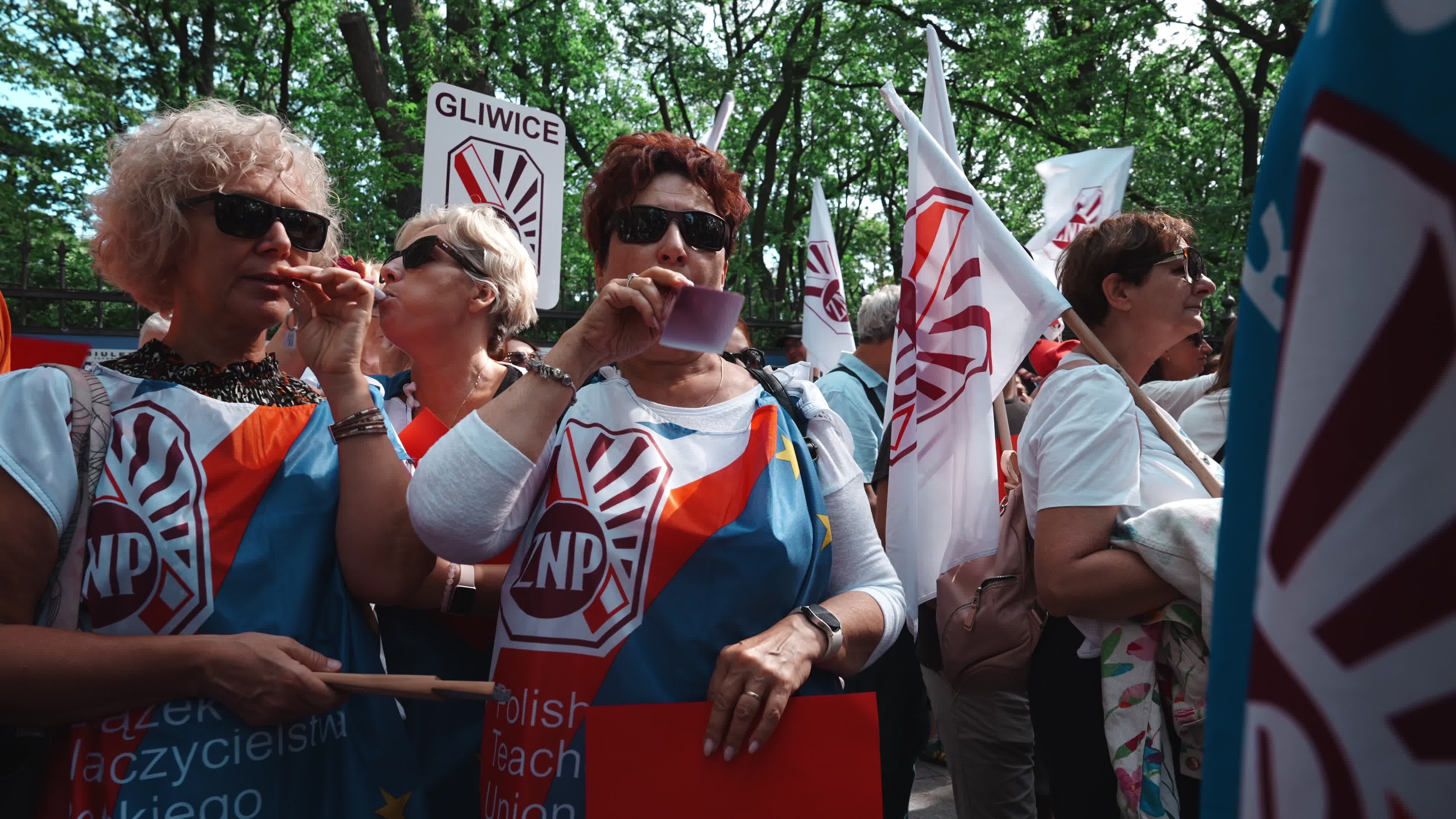 Polish Teachers Rally Outside PM's Chancellery Over Stalled Pay Reform