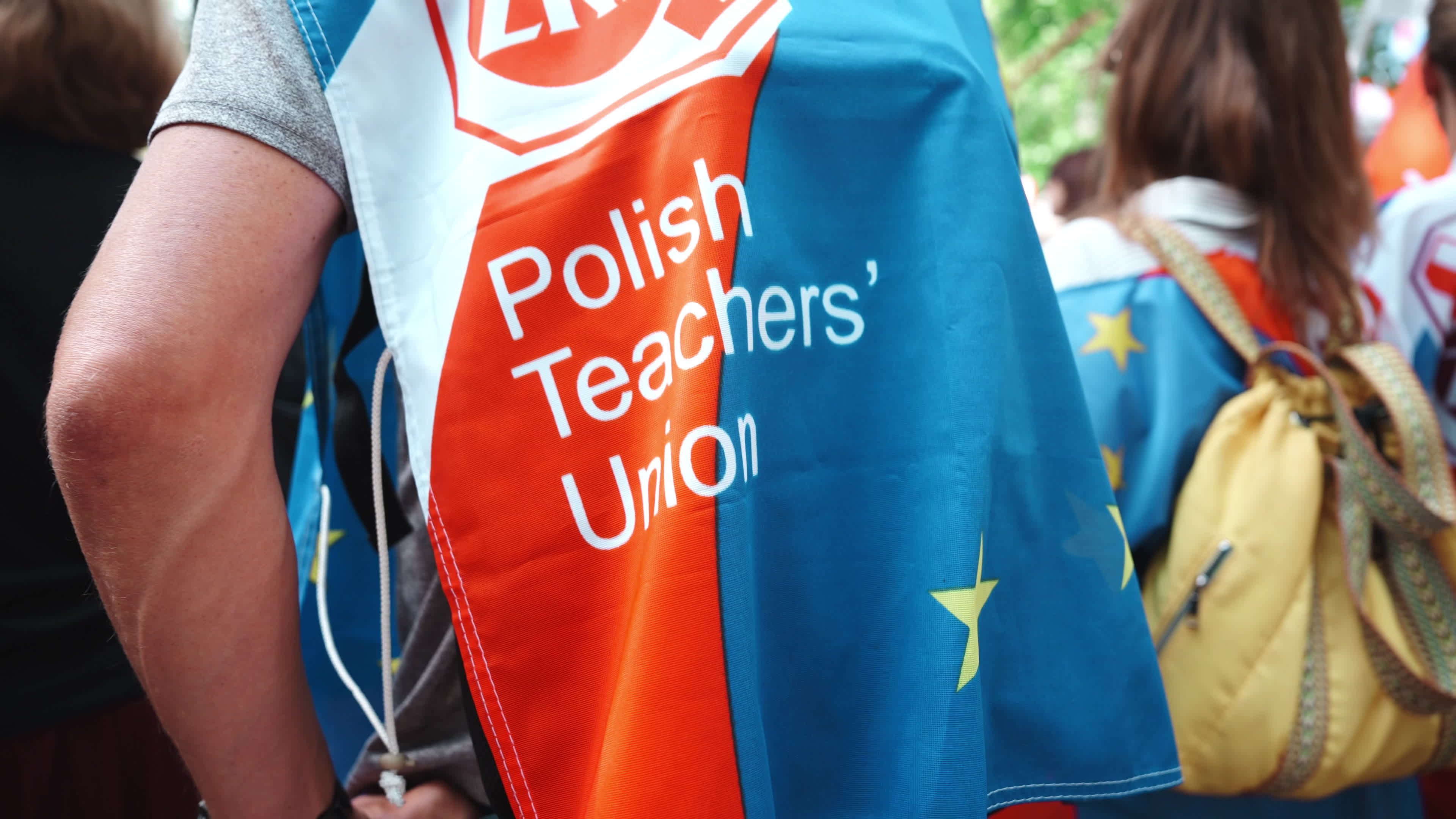 Polish Teachers Rally Outside PM's Chancellery Over Stalled Pay Reform