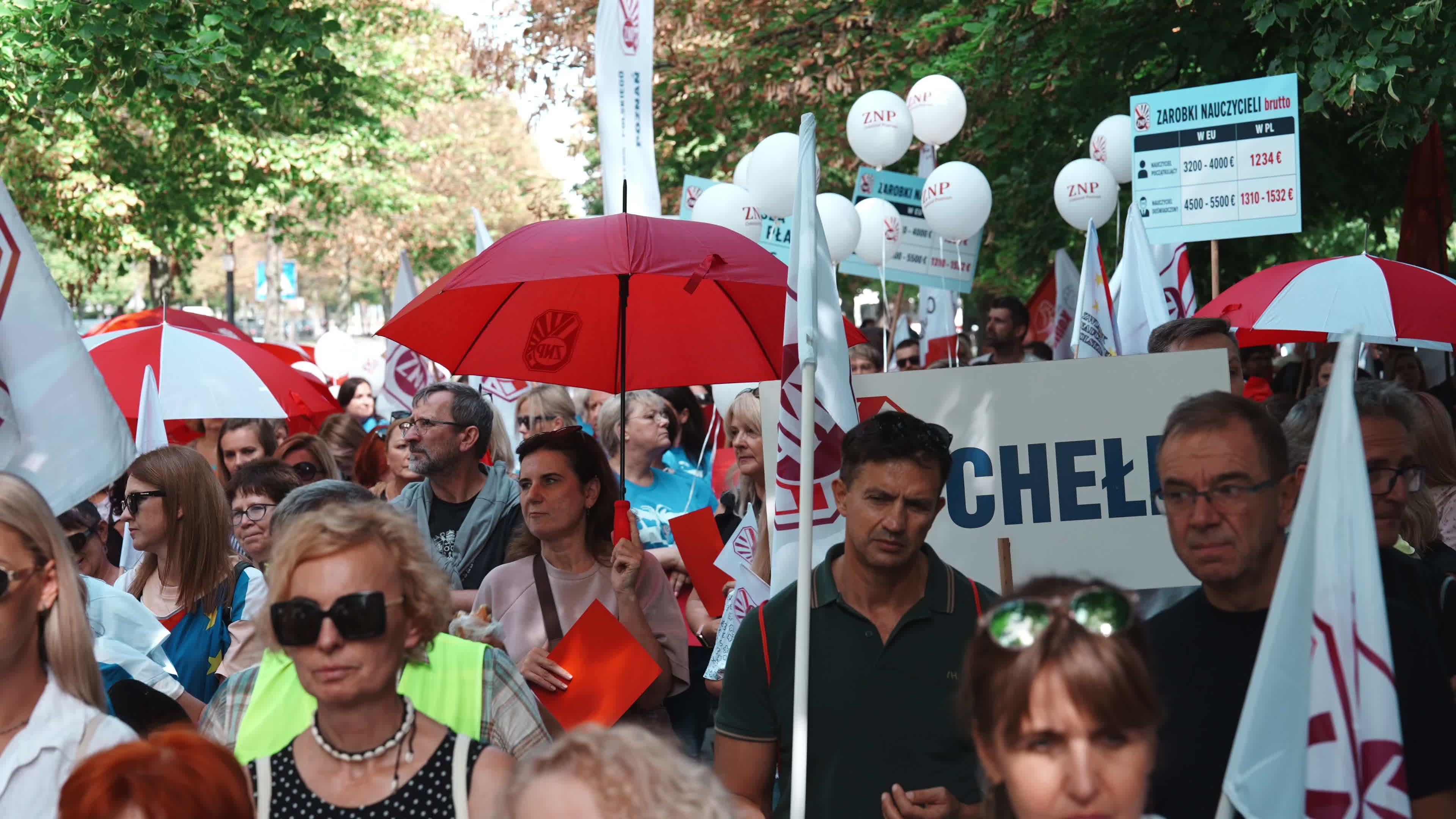 Polish Teachers Rally Outside PM's Chancellery Over Stalled Pay Reform