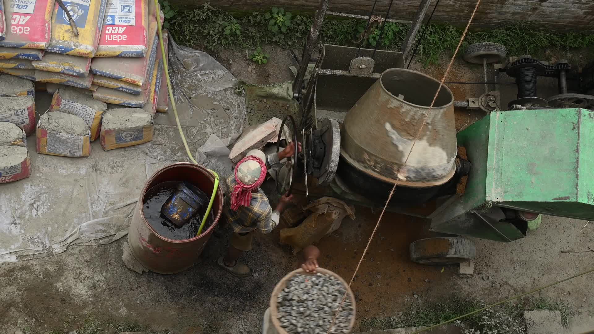 Masonry - Indian Economy - Daily wage labor in India - Concrete roof making in India