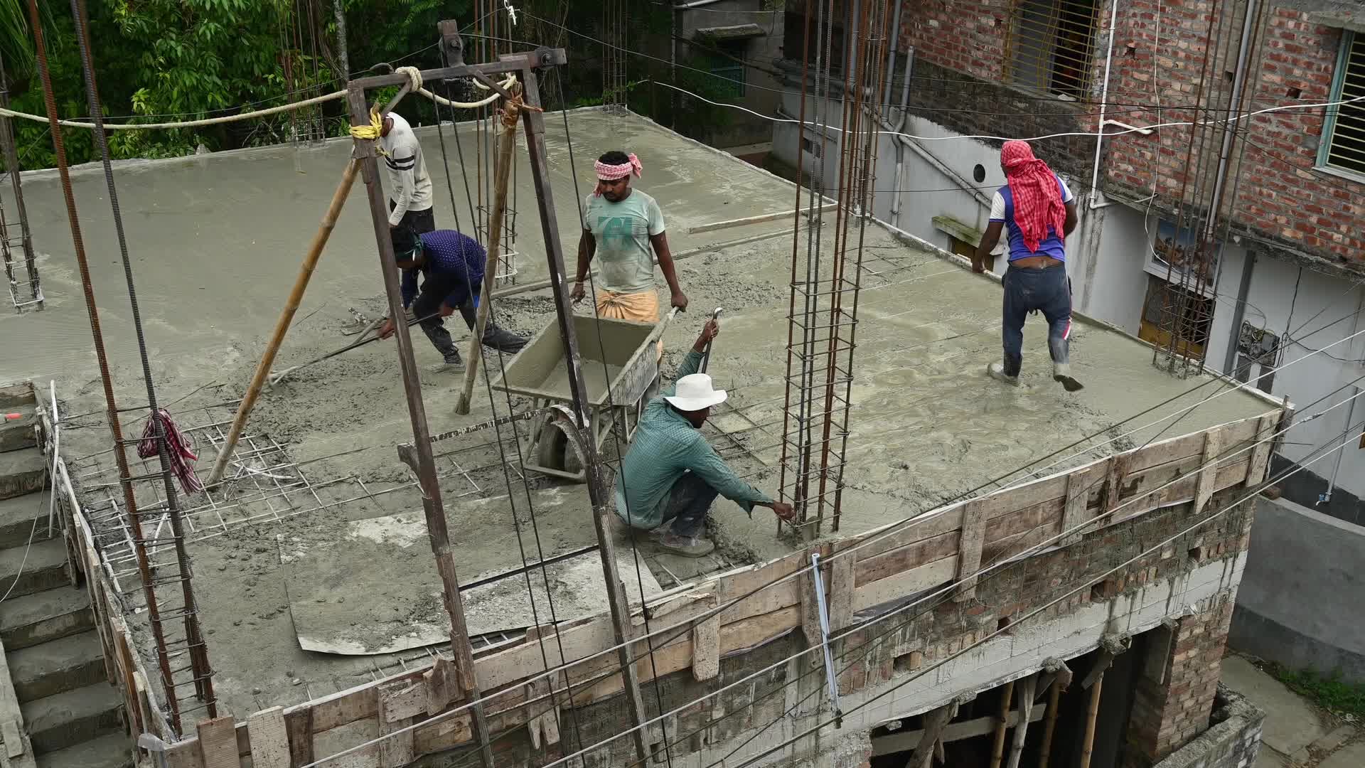 Masonry - Indian Economy - Daily wage labor in India - Concrete roof making in India