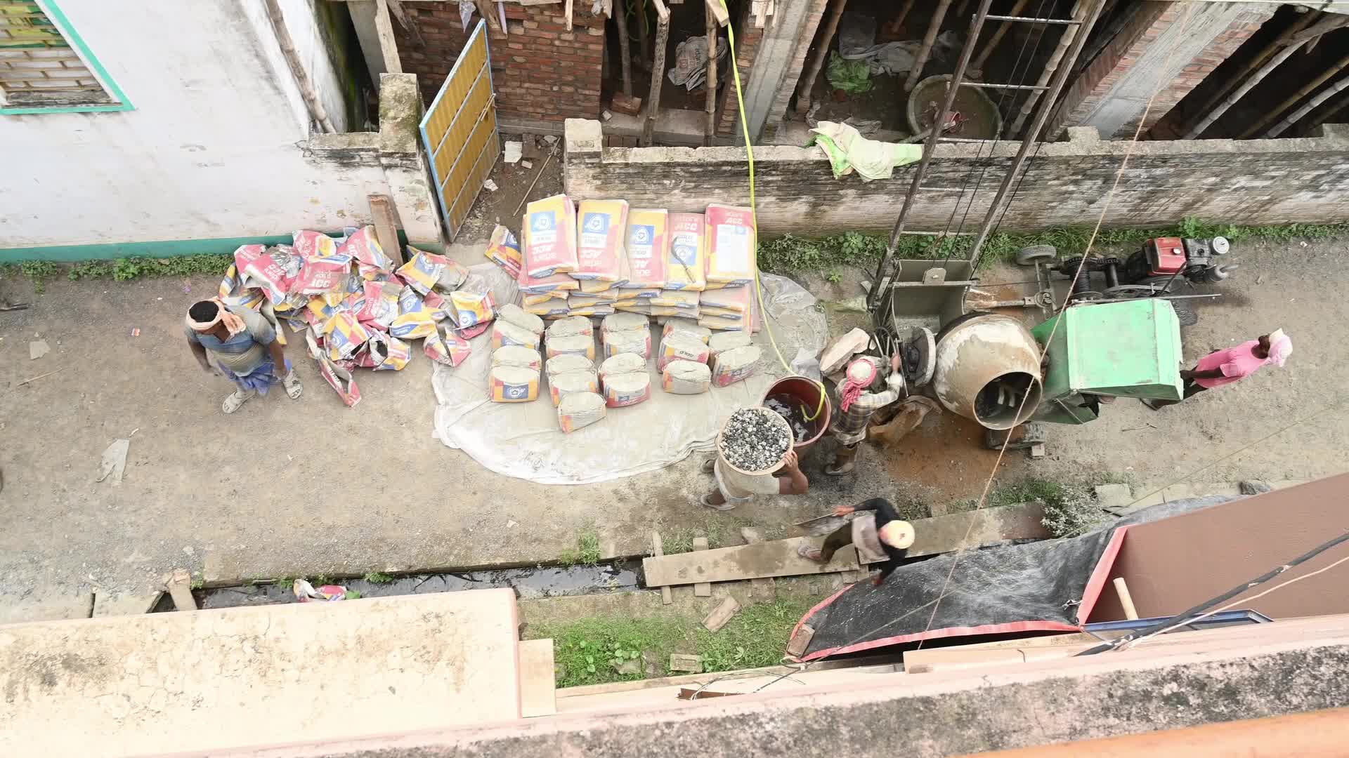 Masonry - Indian Economy - Daily wage labor in India - Concrete roof making in India
