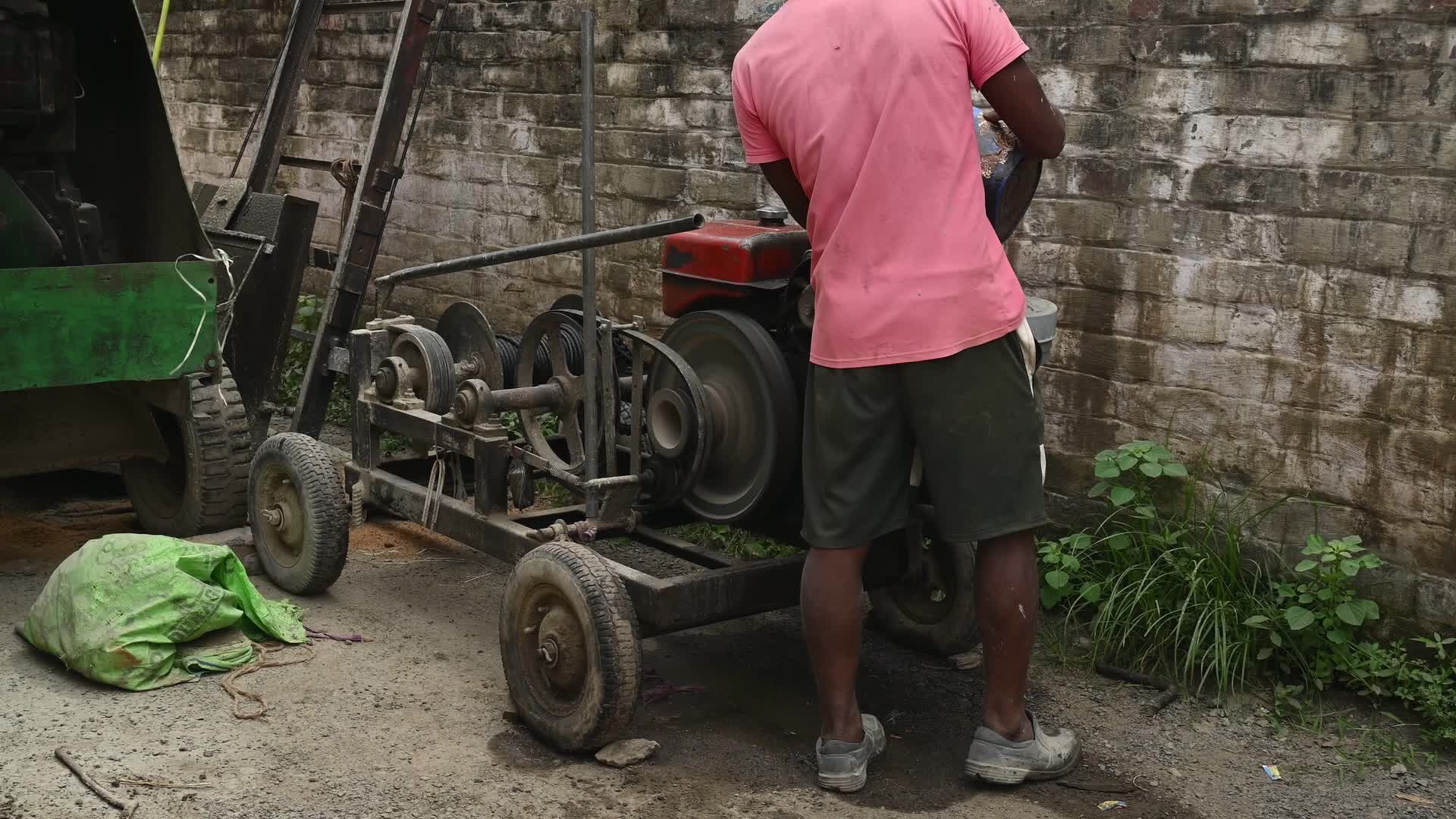 Masonry - Indian Economy - Daily wage labor in India - Concrete roof making in India