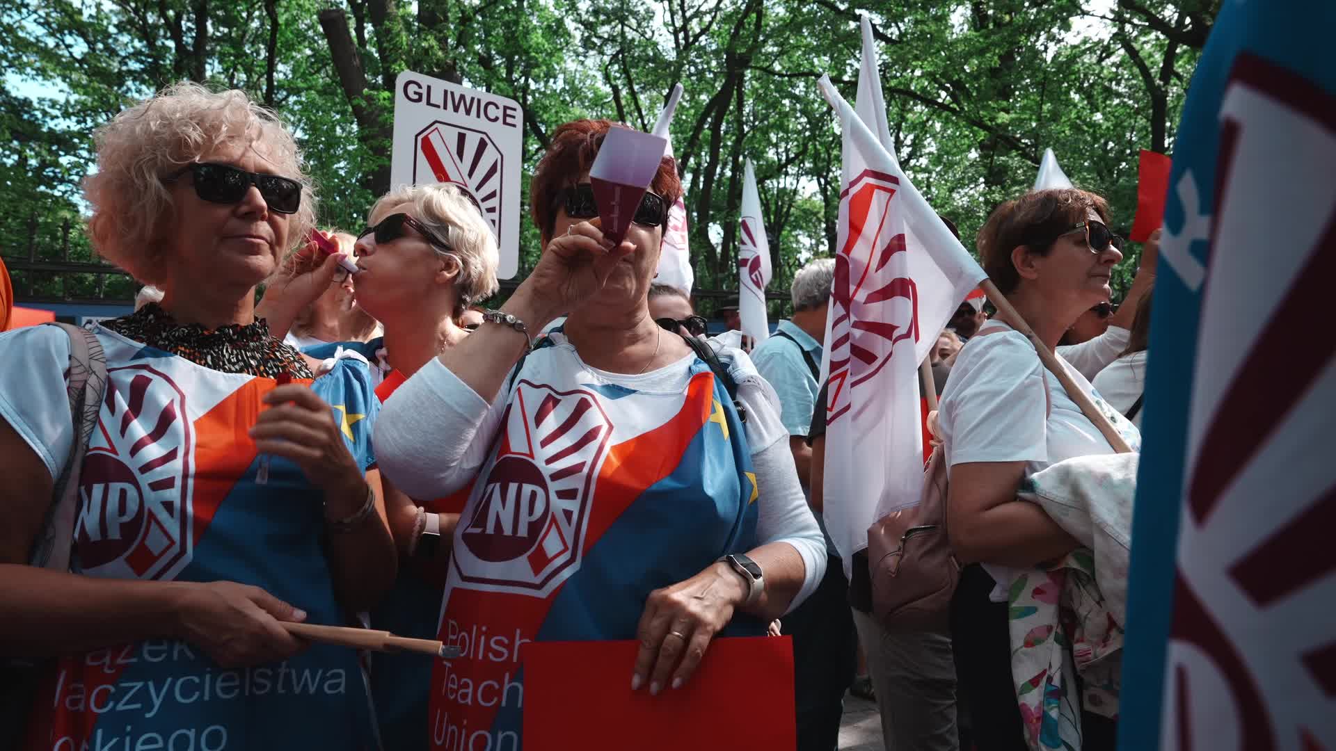 Polish Teachers Rally Outside PM's Chancellery Over Stalled Pay Reform