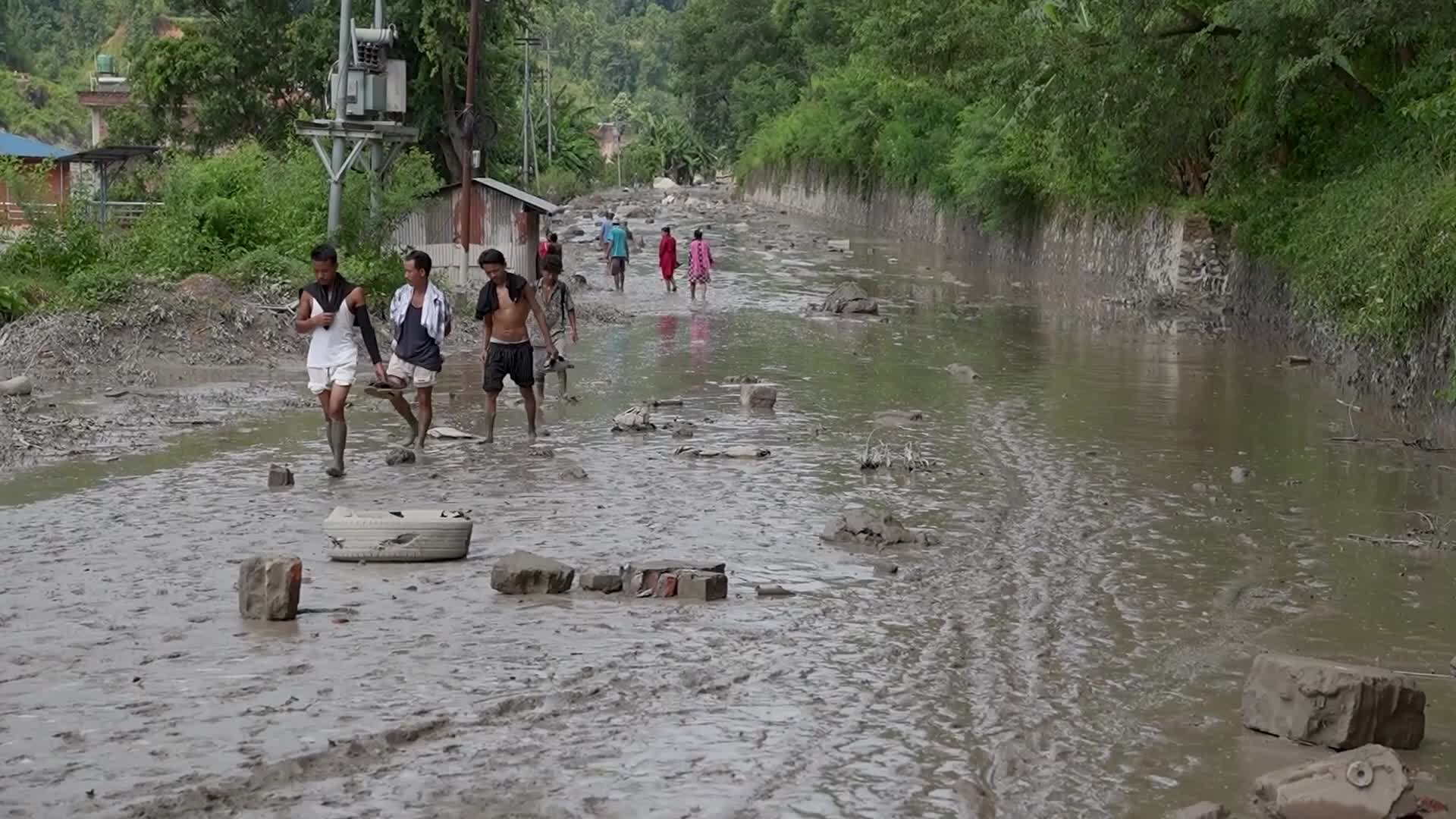 Flash flood from China hits Nepal