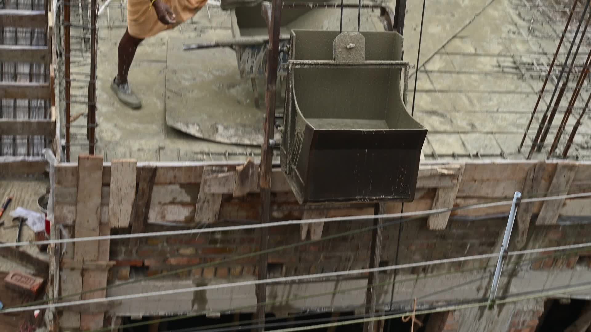 Masonry - Indian Economy - Daily wage labor in India - Concrete roof making in India
