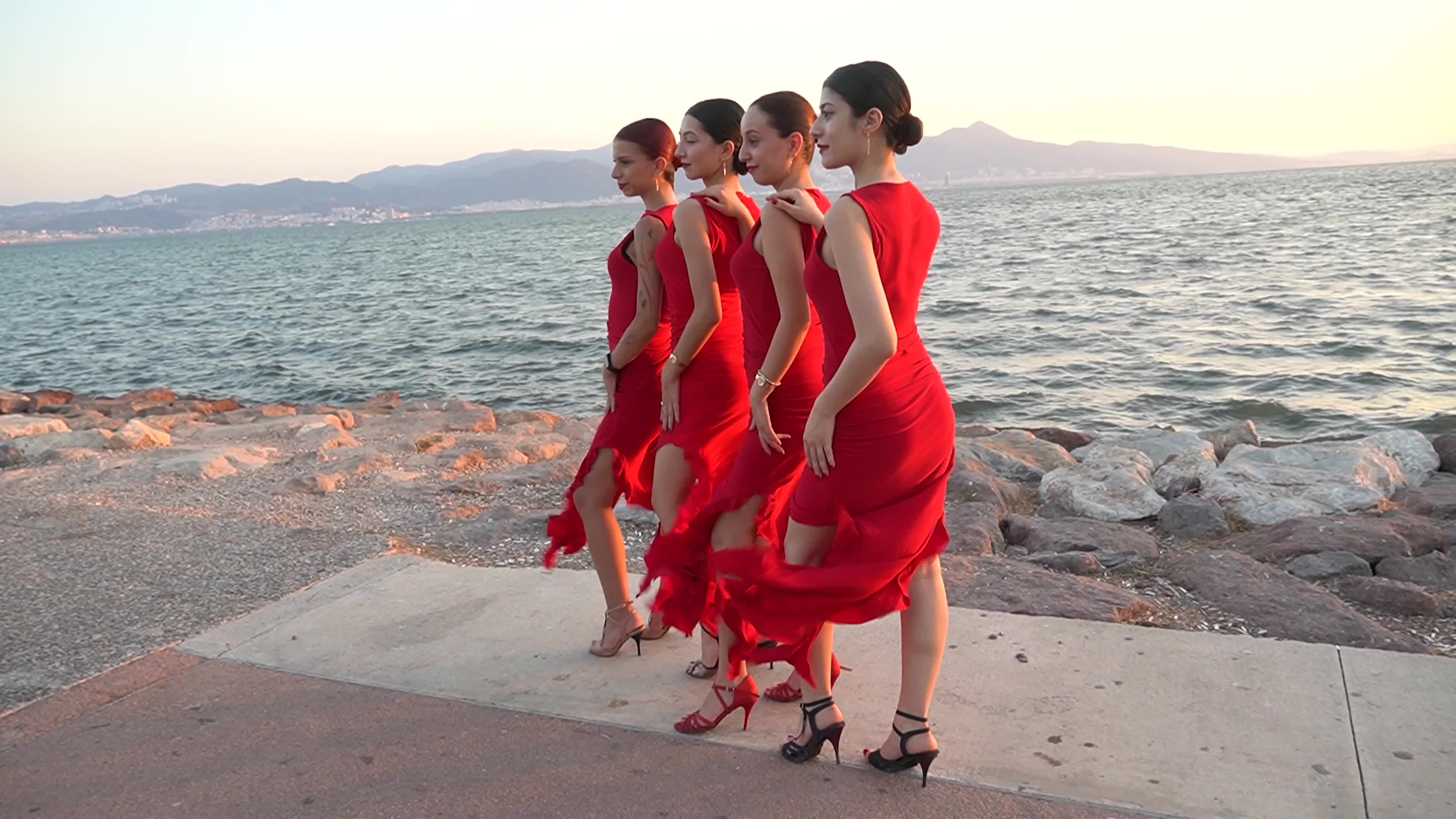 Izmir Marks World Peace Day with Poetry and Dance
