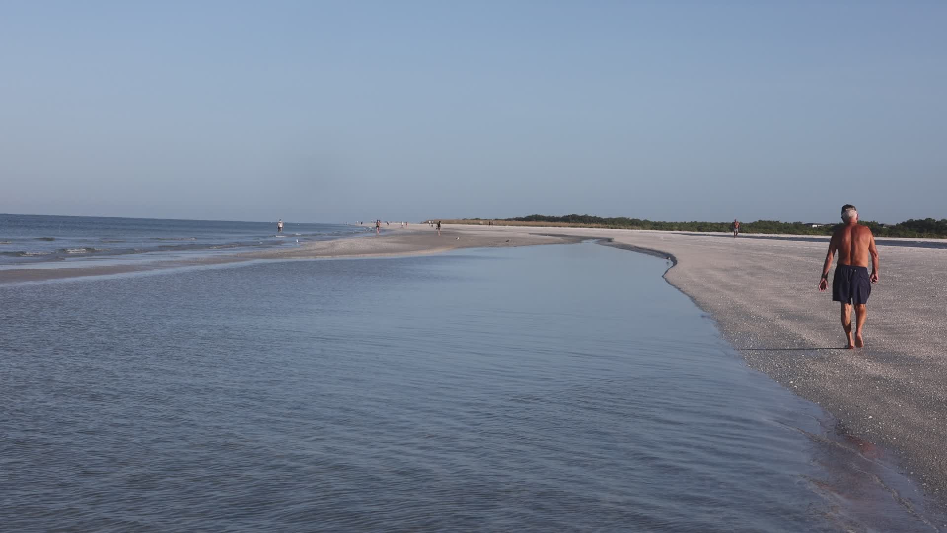 Daily life along Tigertail Beach
