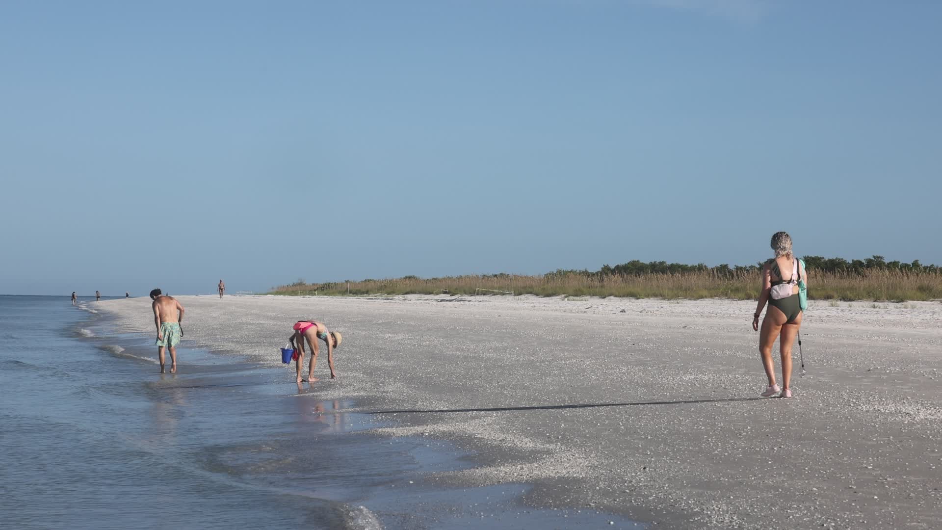 Daily life along Tigertail Beach