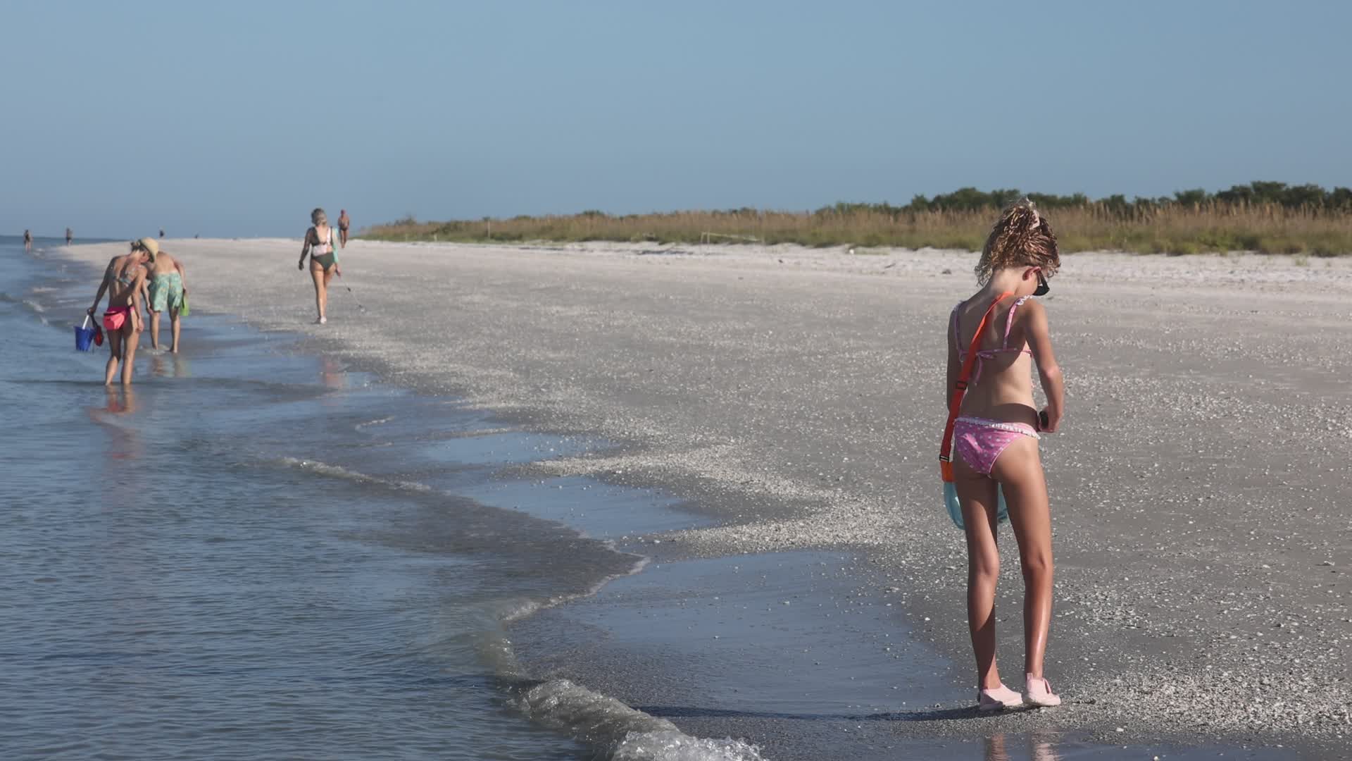 Daily life along Tigertail Beach