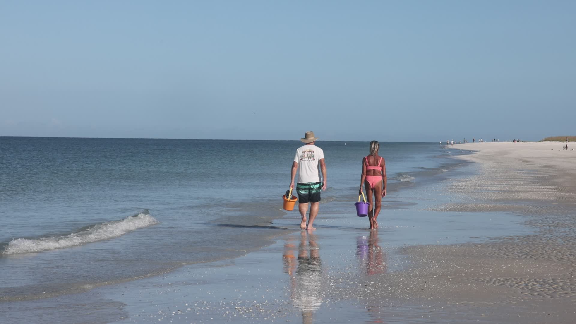 Daily life along Tigertail Beach