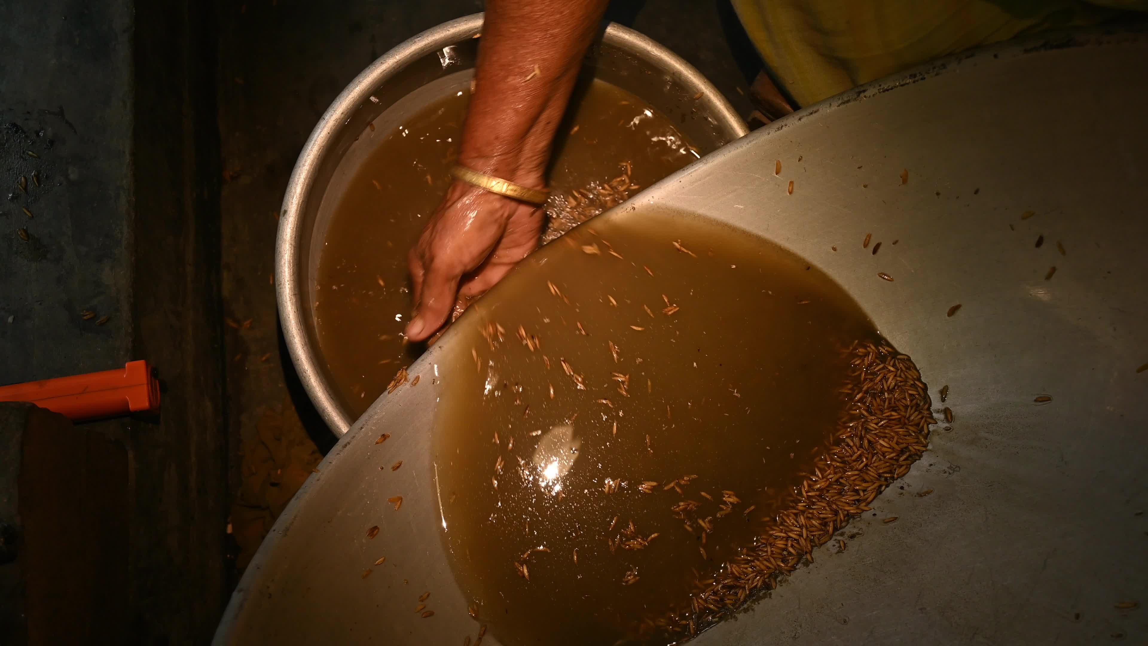 Parboiled rice production in India -  Soaking, steaming, and drying