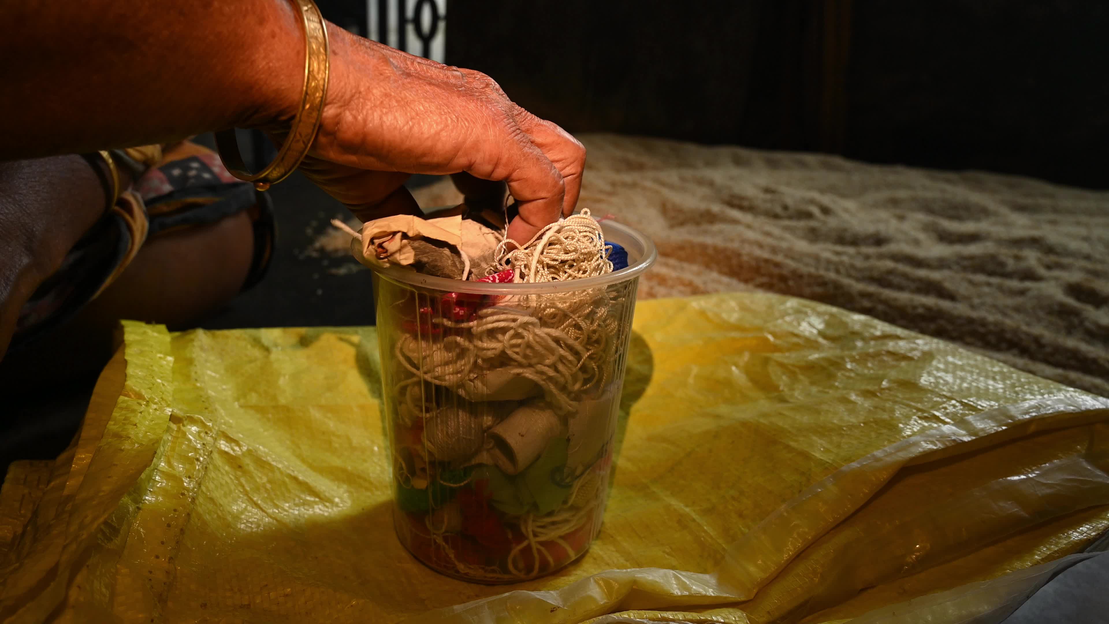 Manual sewing of a rice sack with thread - Sewing tool