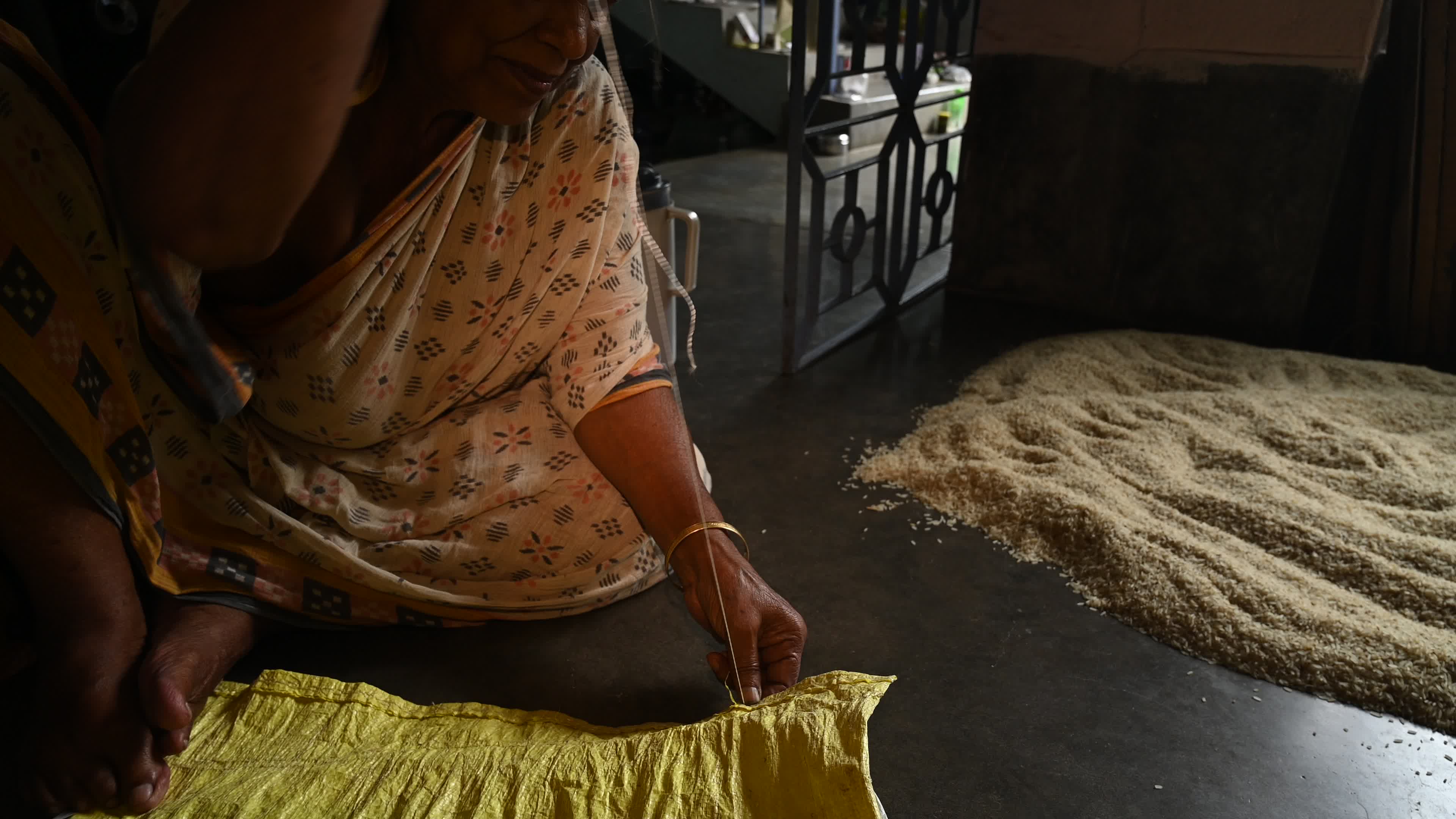 Manual sewing of a rice sack with thread - Sewing tool