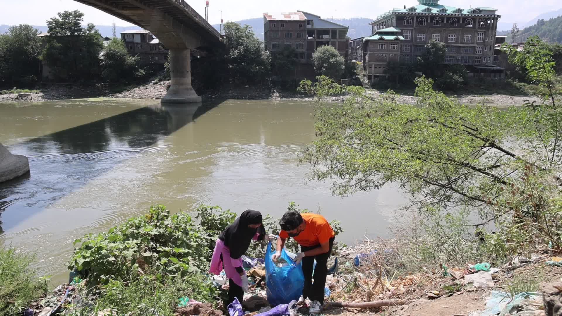 Youth Started Cleaniness Drive as Tonnes of garbage is deposited on River Jhelum Banks