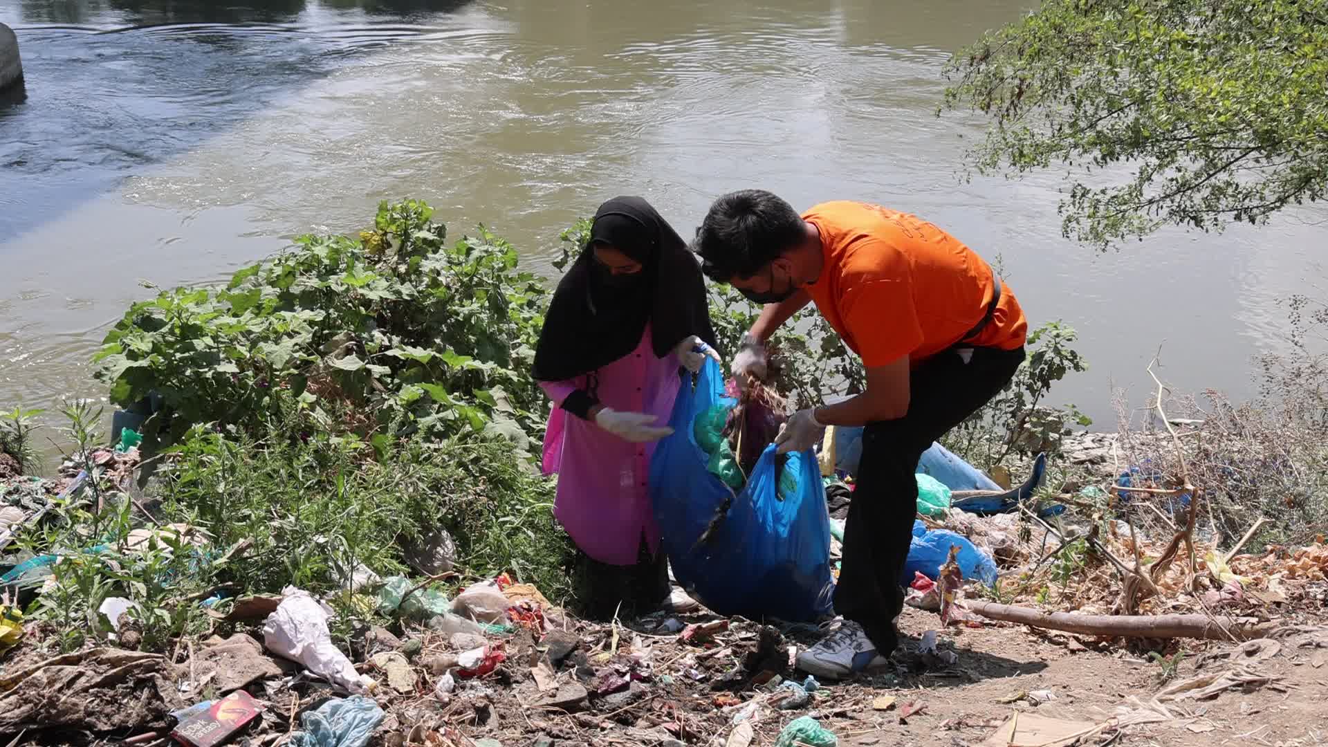 Youth Started Cleaniness Drive as Tonnes of garbage is deposited on River Jhelum Banks