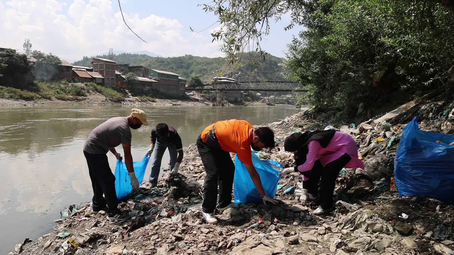 Youth Started Cleaniness Drive as Tonnes of garbage is deposited on River Jhelum Banks