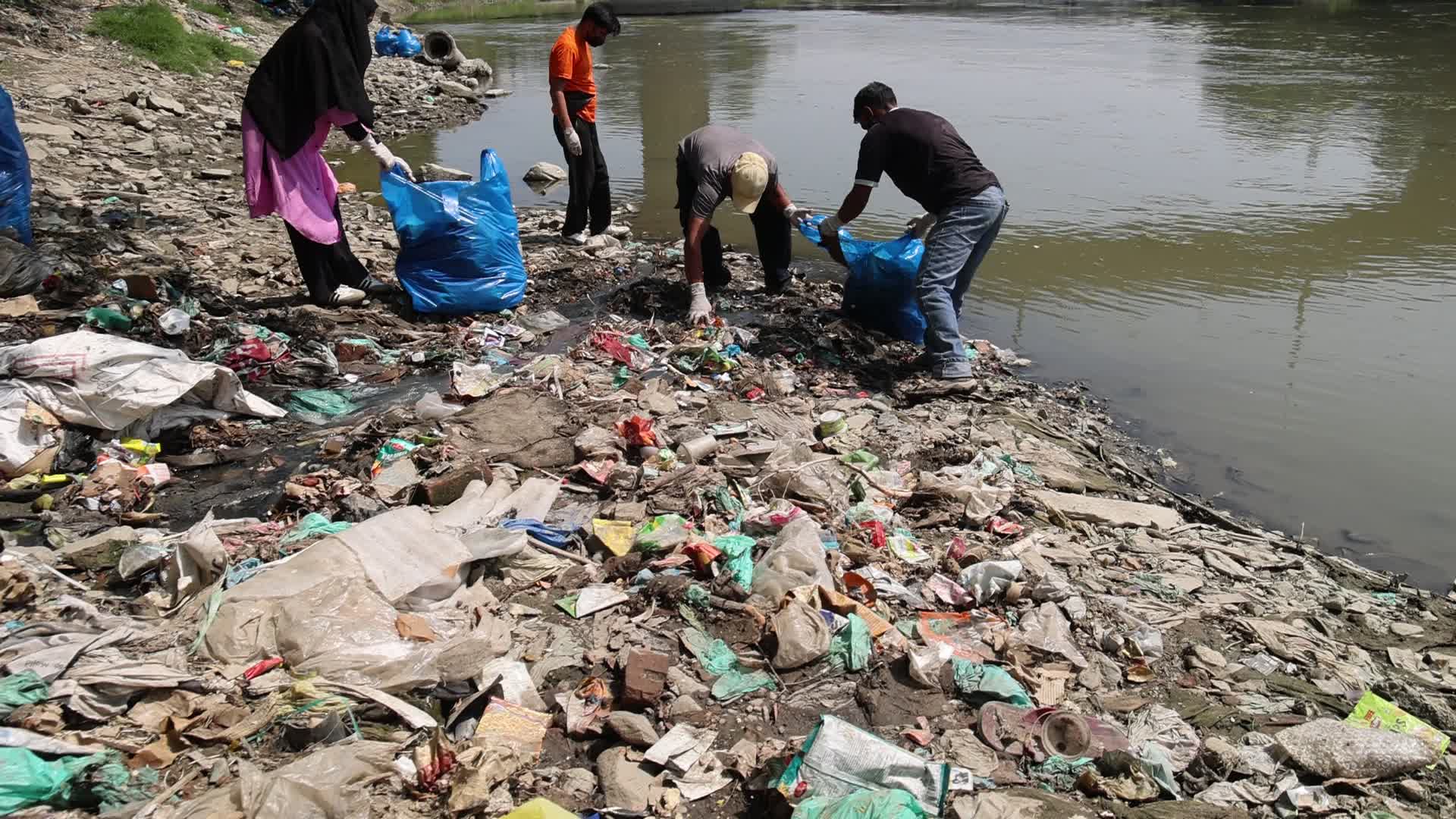Youth Started Cleaniness Drive as Tonnes of garbage is deposited on River Jhelum Banks