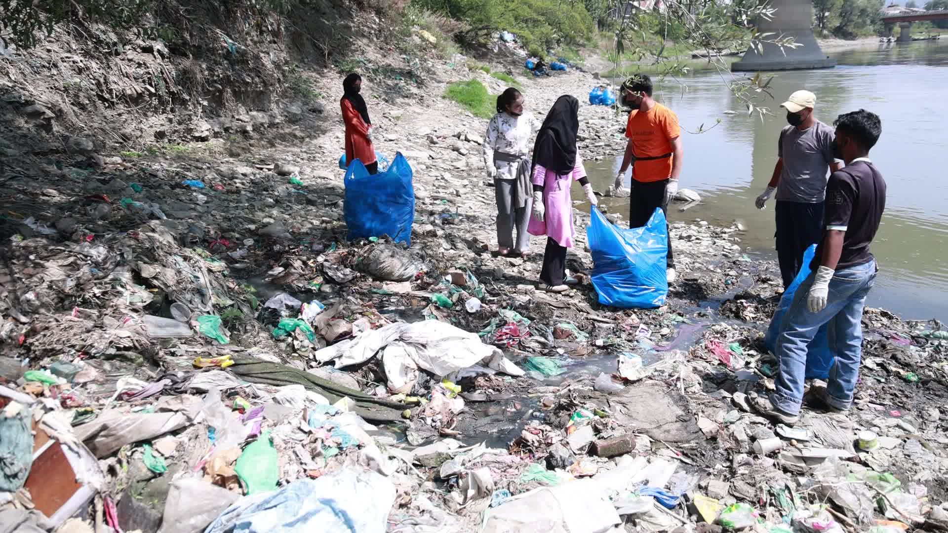 Youth Started Cleaniness Drive as Tonnes of garbage is deposited on River Jhelum Banks