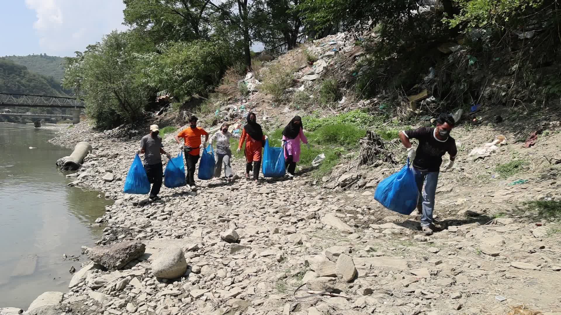 Youth Started Cleaniness Drive as Tonnes of garbage is deposited on River Jhelum Banks