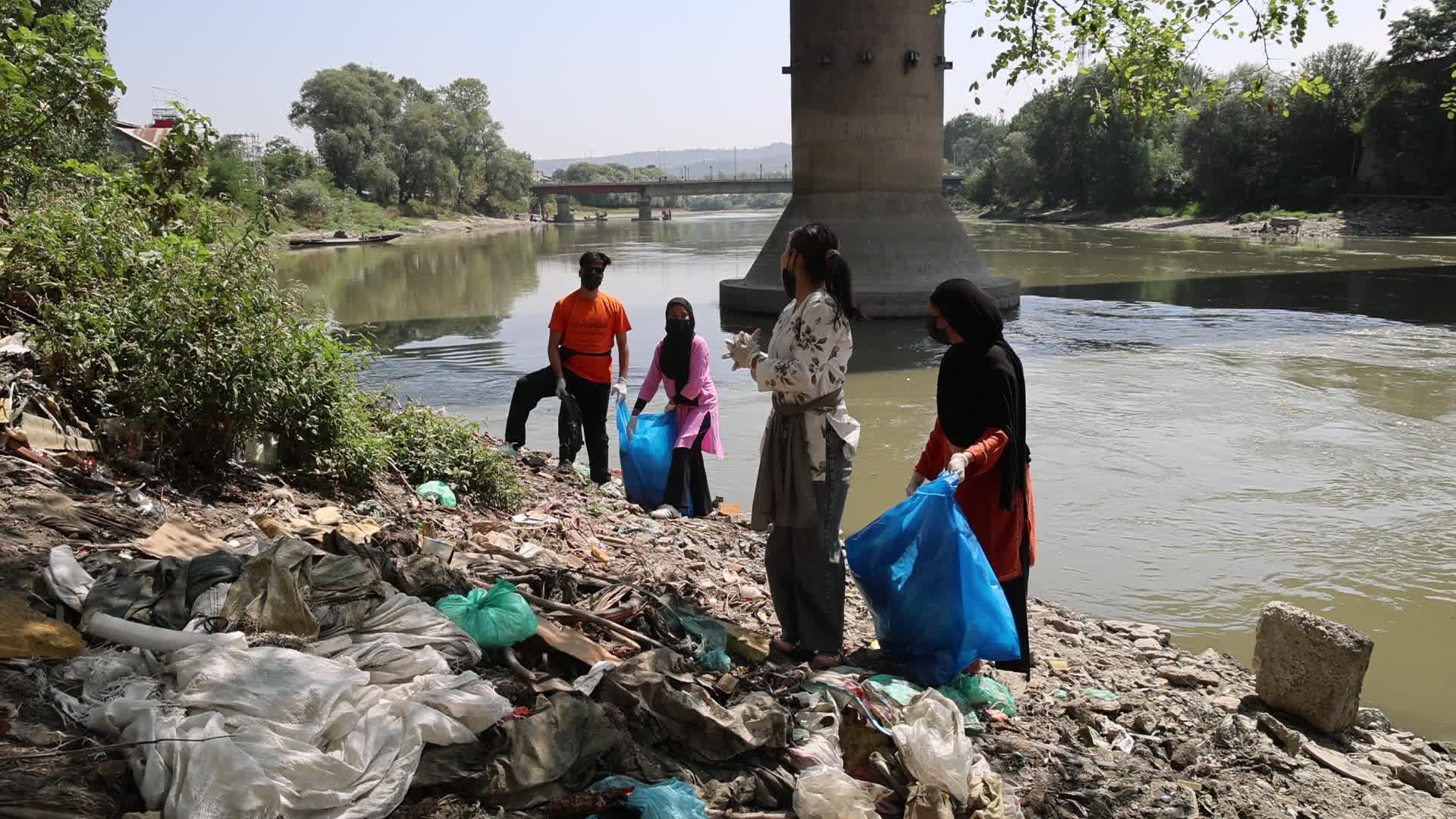 Youth Started Cleaniness Drive as Tonnes of garbage is deposited on River Jhelum Banks