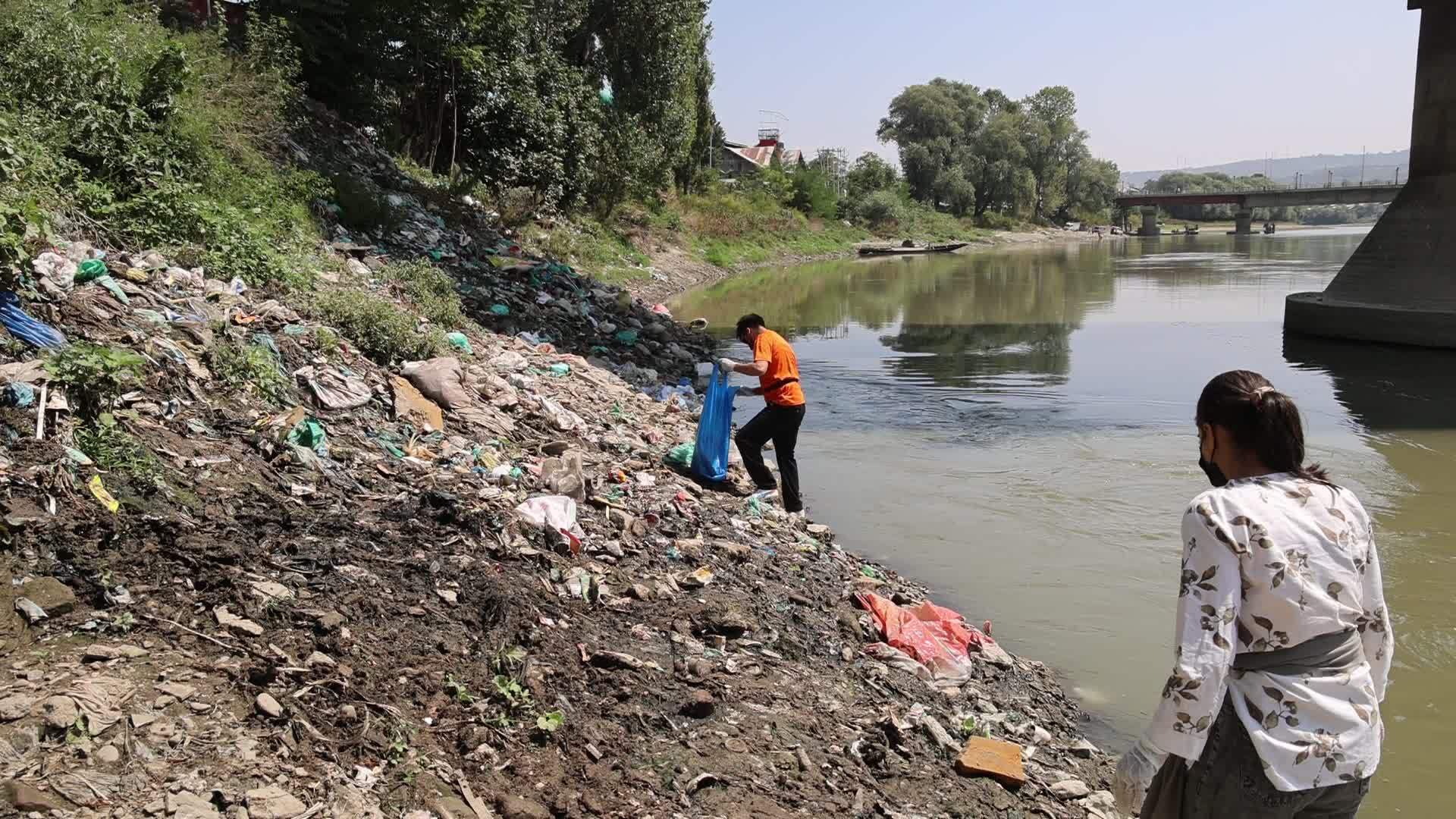 Youth Started Cleaniness Drive as Tonnes of garbage is deposited on River Jhelum Banks