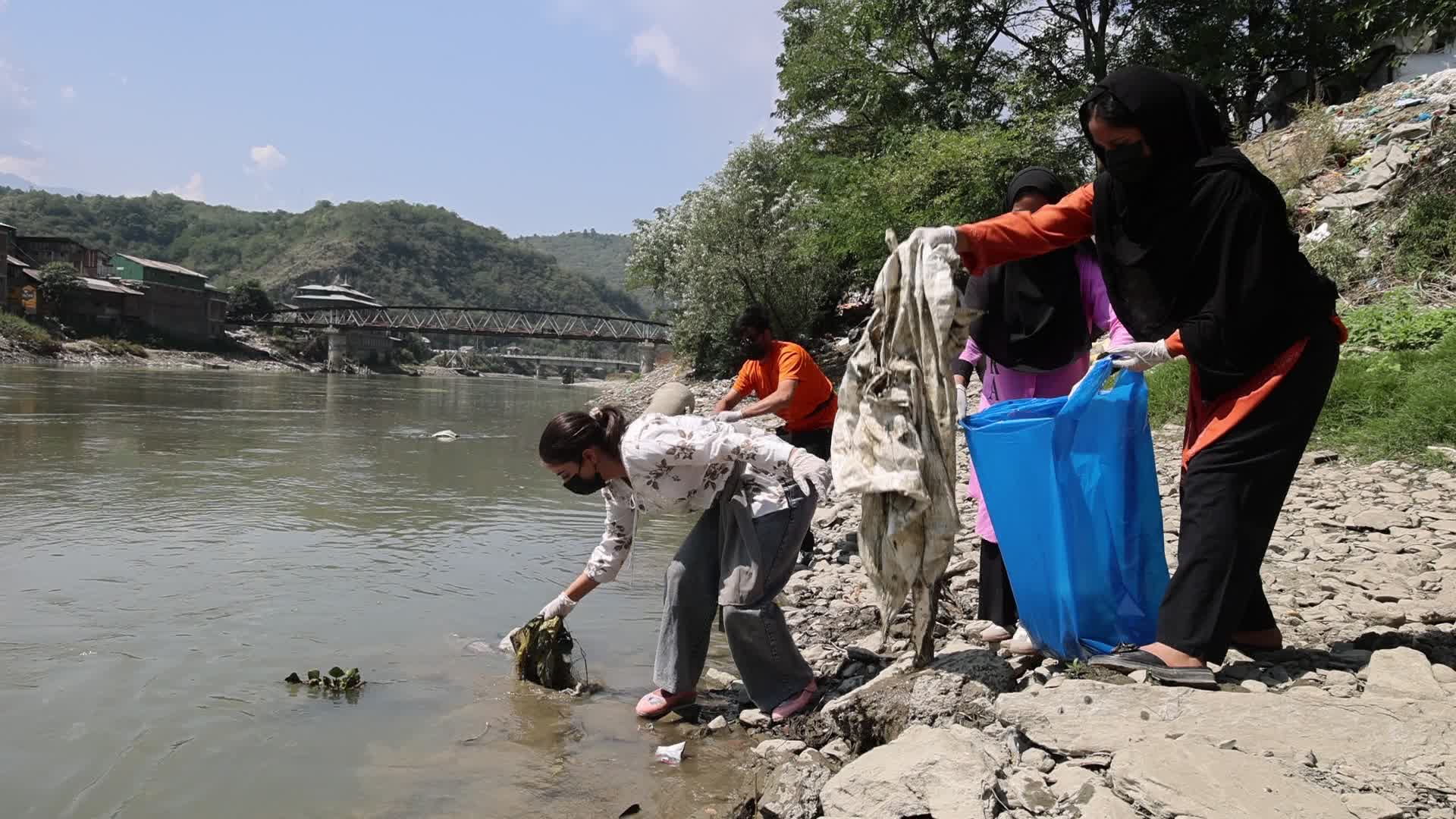 Youth Started Cleaniness Drive as Tonnes of garbage is deposited on River Jhelum Banks