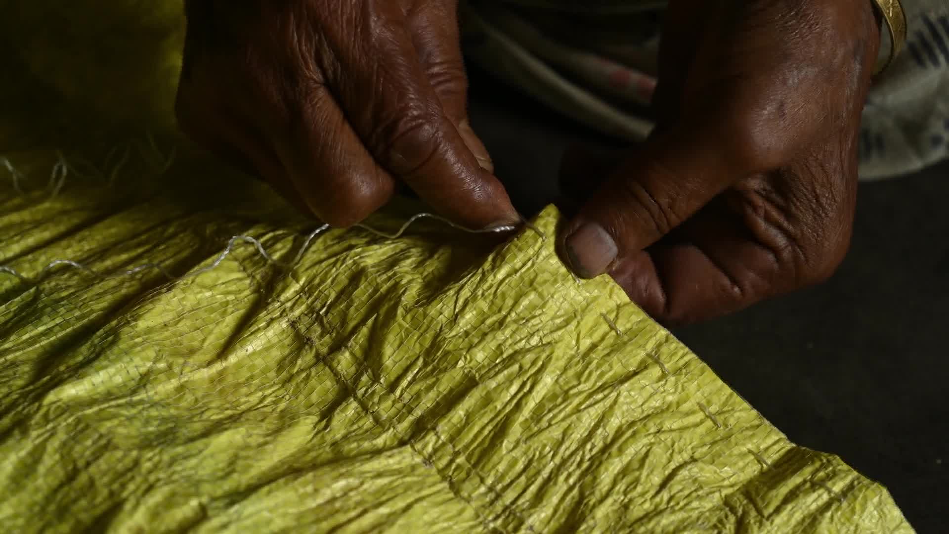 Manual sewing of a rice sack with thread - Sewing tool - 09/10/2026