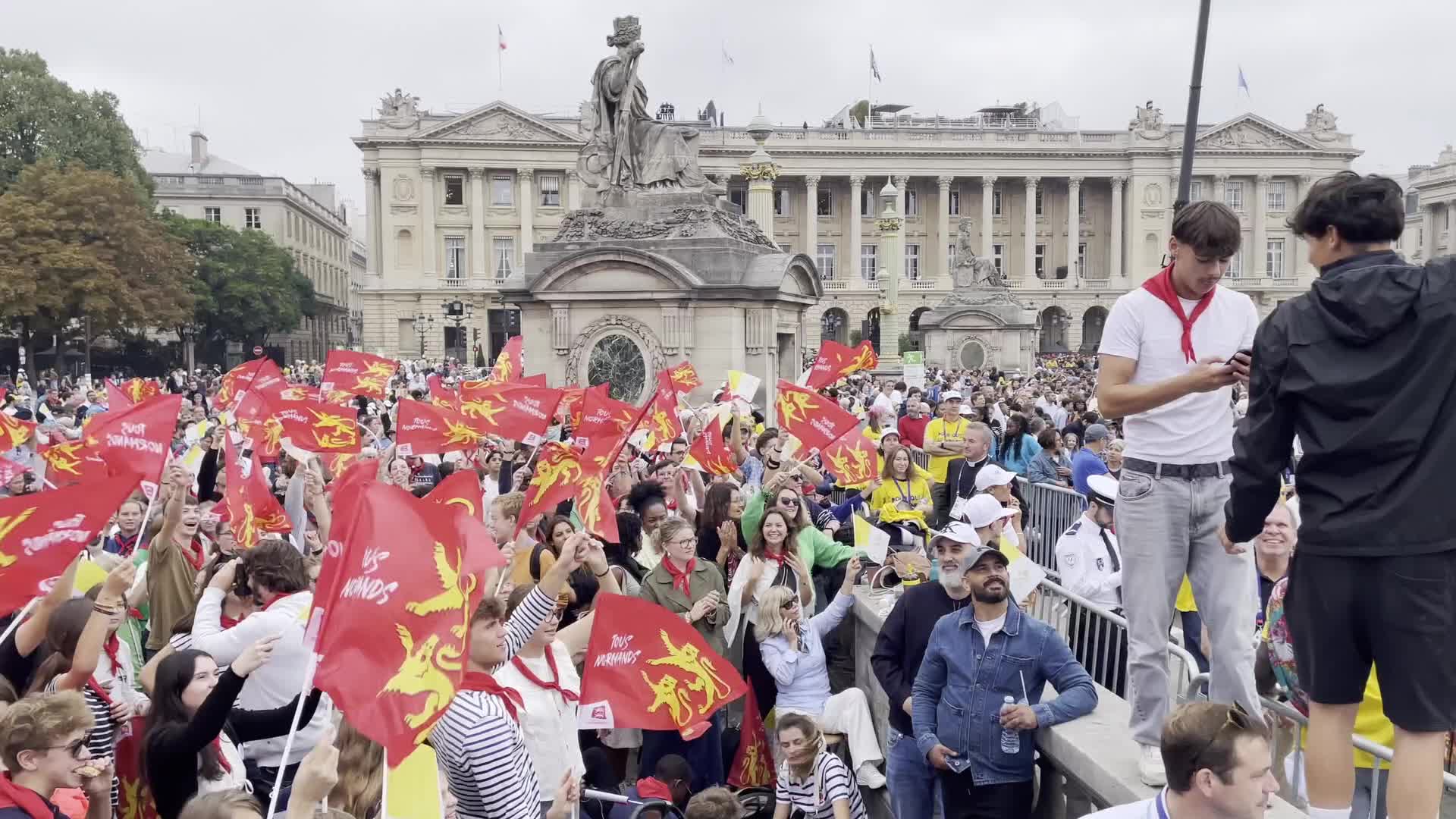 Catholics cheer Leo XIV in Paris